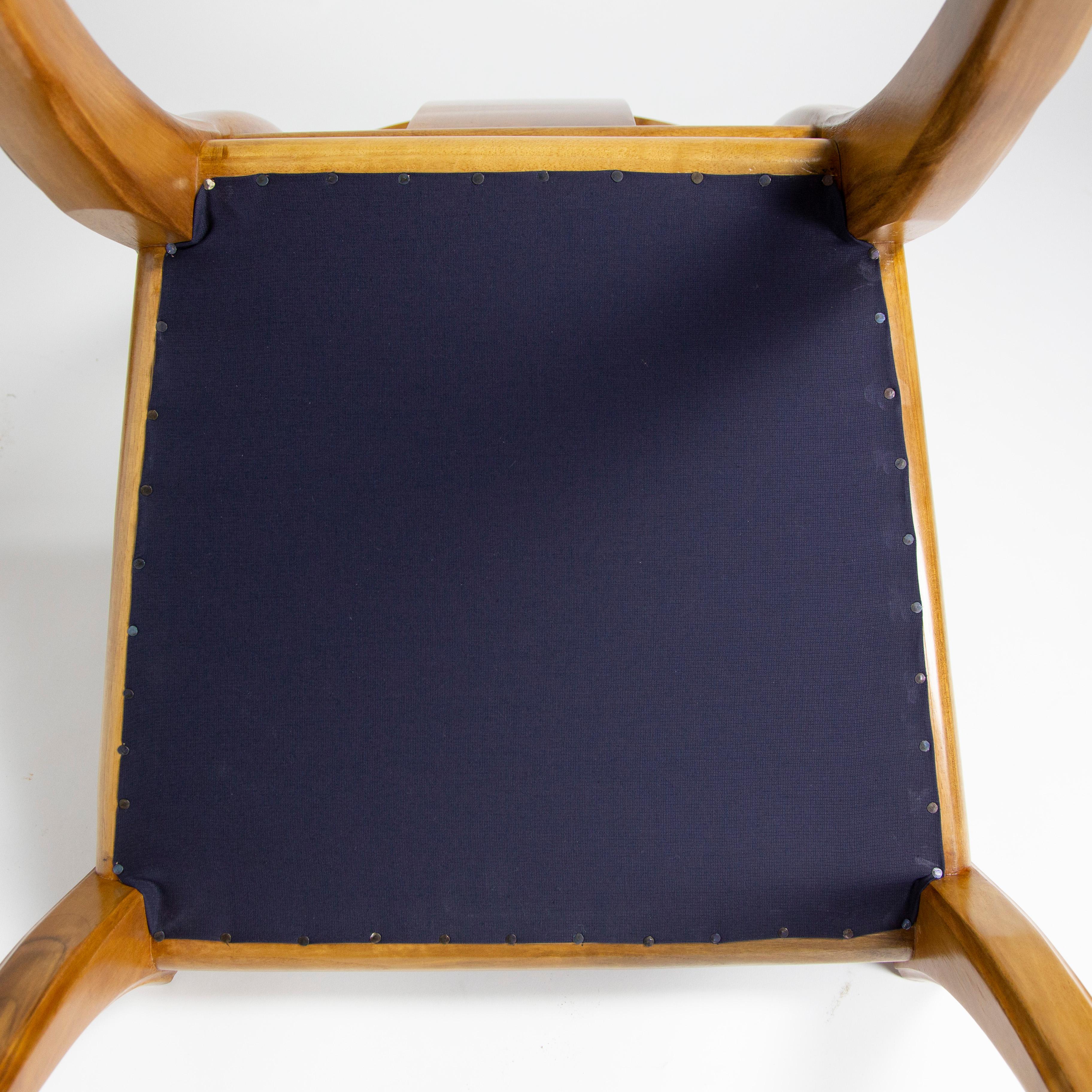 Klismos Esszimmerstühle mit Säbelbeinen aus Nussbaumholz und Leder, anpassbar im Angebot 3