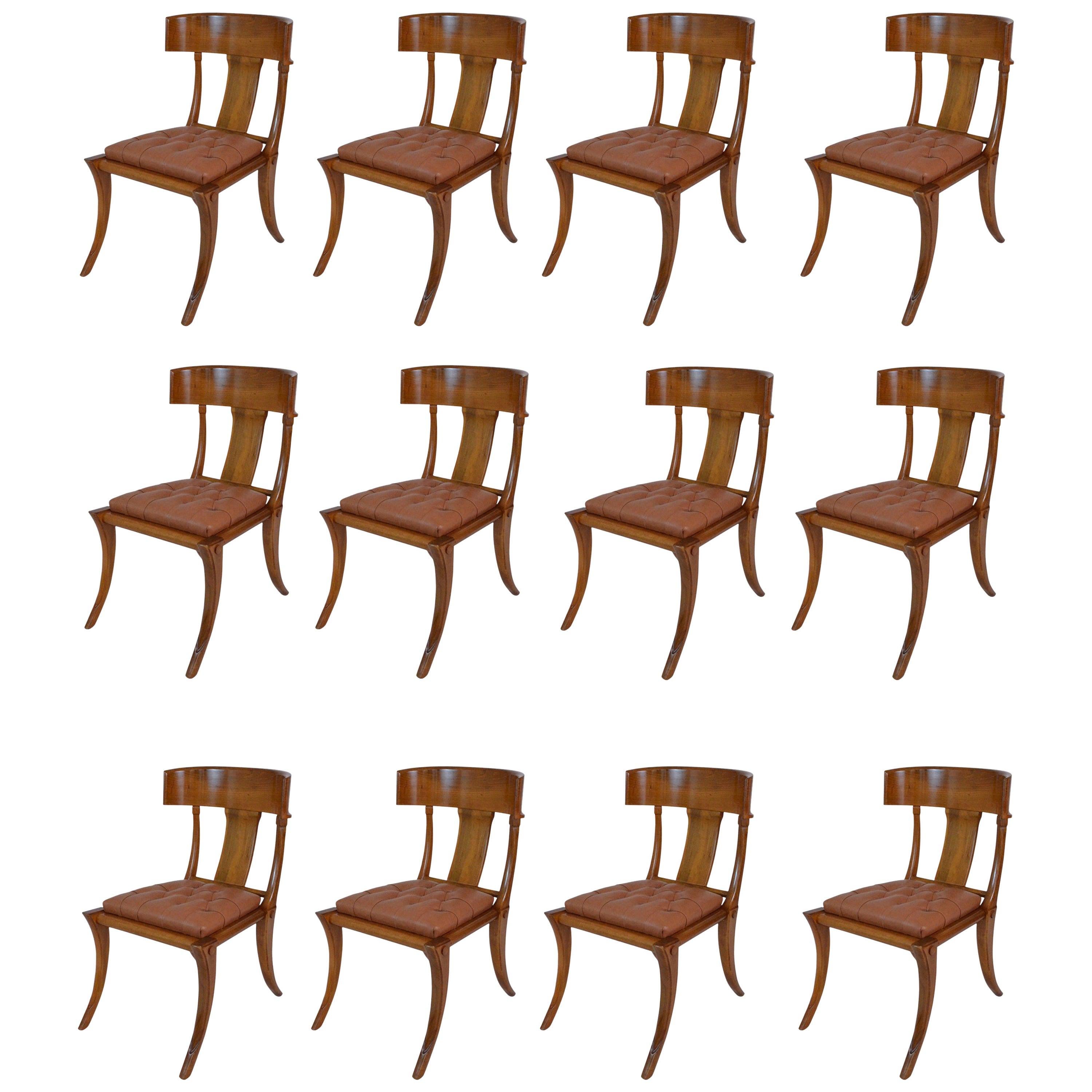 Klismos Chaises de salle à manger en bois de noyer avec sièges en cuir et pieds sabres, personnalisables en vente