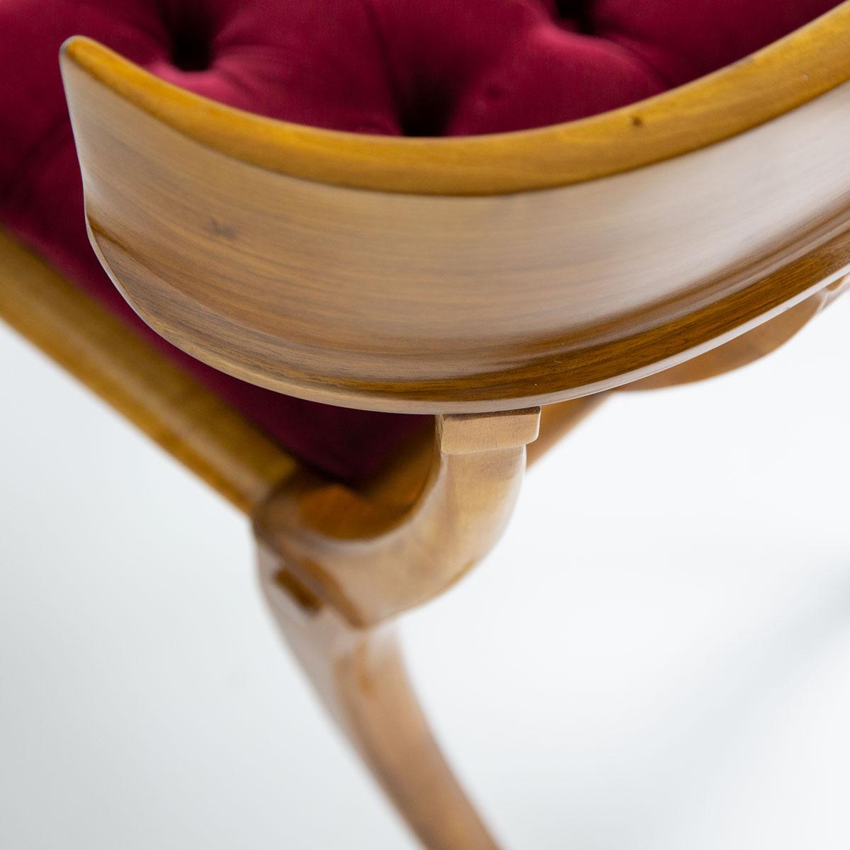 Klismos - Chaises à pieds sabres en bois de noyer et velours noir, ensemble personnalisable de 4 chaises en vente 3