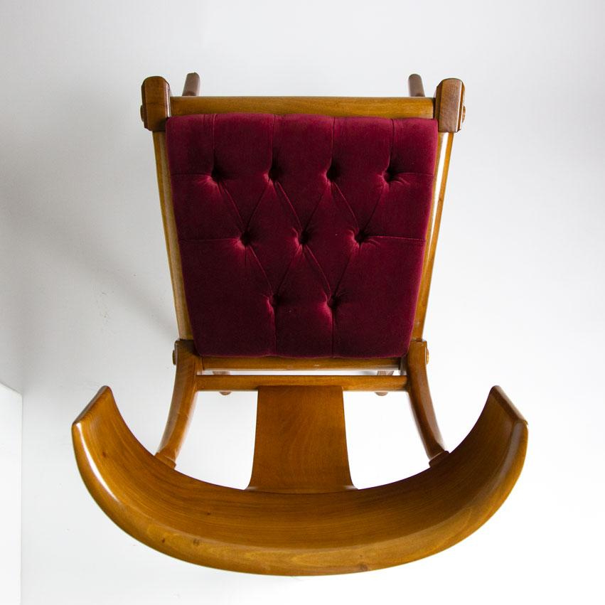 Klismos - Chaises à pieds sabres en bois de noyer et velours noir, ensemble personnalisable de 4 chaises en vente 4