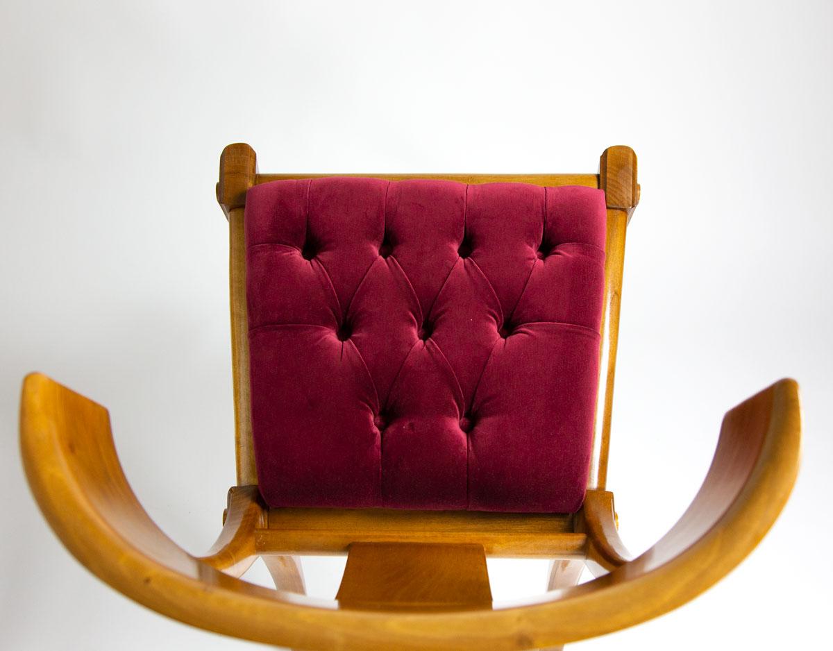 Klismos - Chaises à pieds sabres en bois de noyer et velours noir, ensemble personnalisable de 4 chaises en vente 2