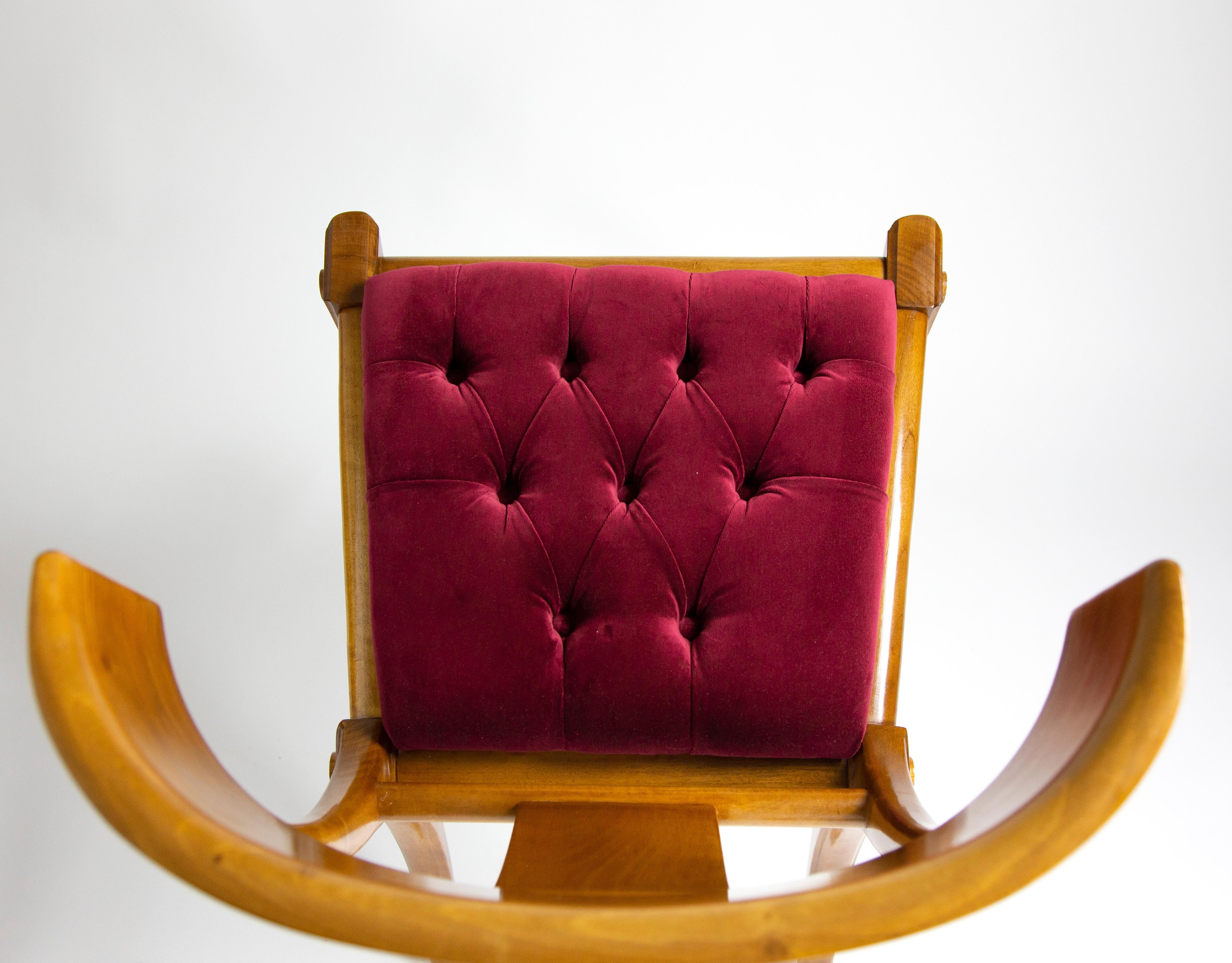 Klismos Chaises de salle à manger à pieds sabres en bois de noyer et sièges personnalisables en velours rouge en vente 1