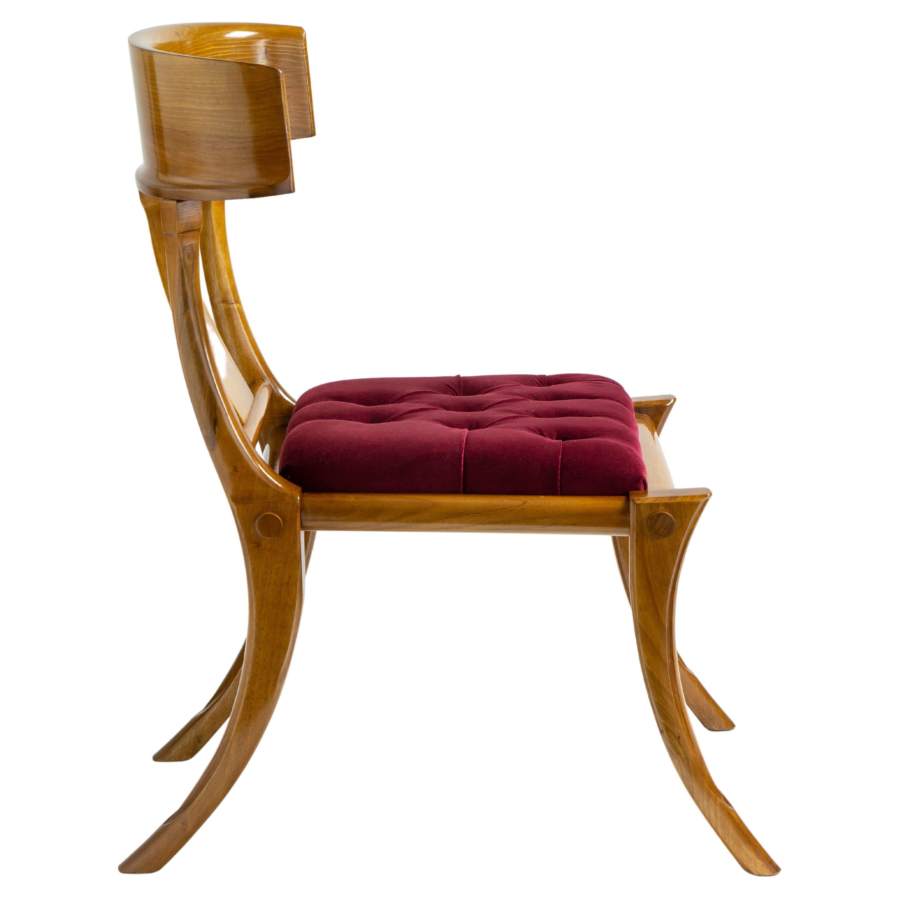 Klismos Chaises de salle à manger à pieds sabres en bois de noyer et sièges personnalisables en velours rouge en vente