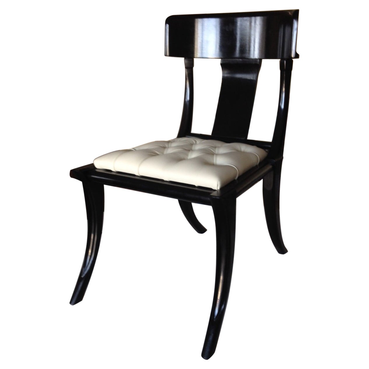 Klismos Madera de Nogal Patas de Sable Asientos de Cuero Blanco Personalizables Sillas de Comedor