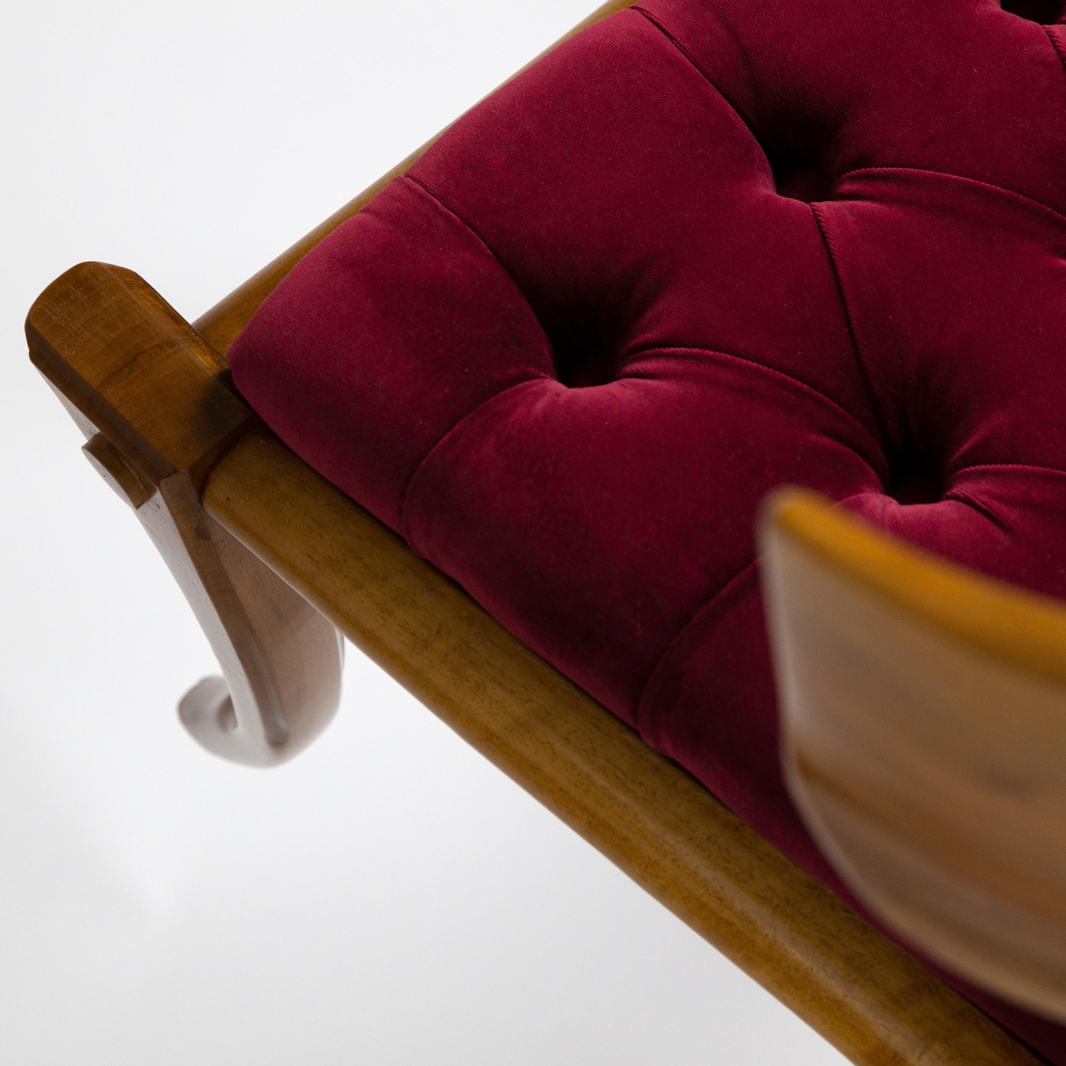 XXI secolo e contemporaneo Klismos, sedie in legno di noce con gambe a sciabola in velluto rosso, set di 2 sedie personalizzabile in vendita