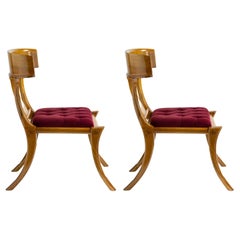 Klismos, sedie in legno di noce con gambe a sciabola in velluto rosso, set di 2 sedie personalizzabile