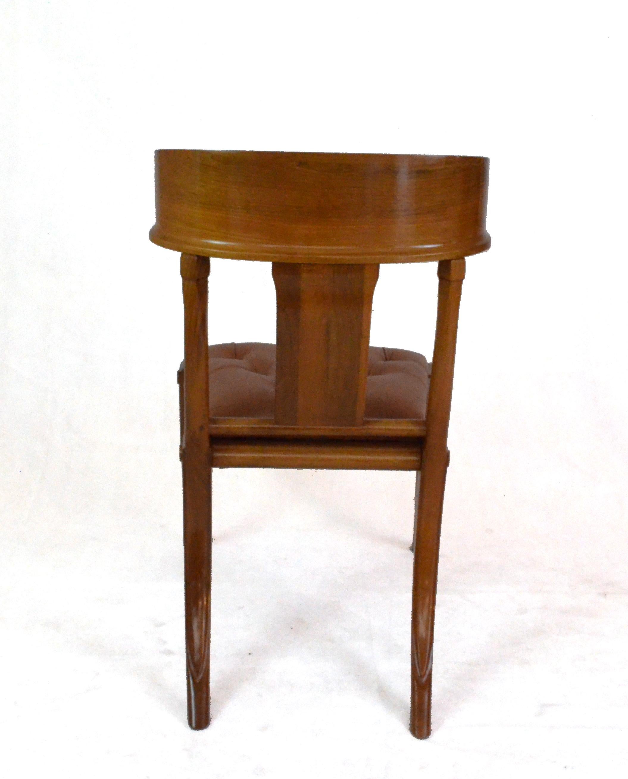 Noyer Klismos - Ensemble de 2 chaises de salle à manger en bois avec pieds sabres et sièges personnalisables en cuir blanc en vente