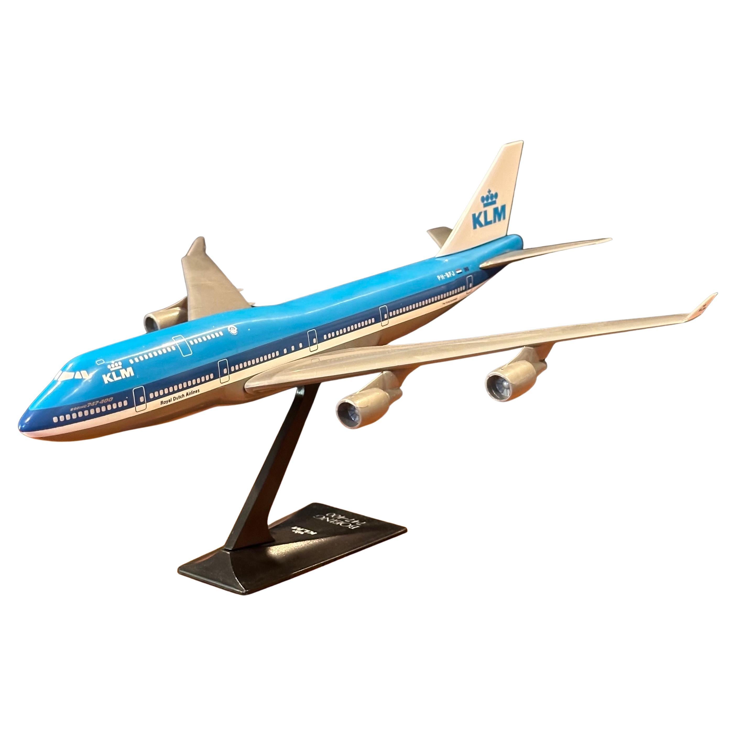 KLM Dutch Airlines Boeing 747-400 Jumbo Jetliner Airplane Contractor Desk Model In Good Condition For Sale In San Diego, CA