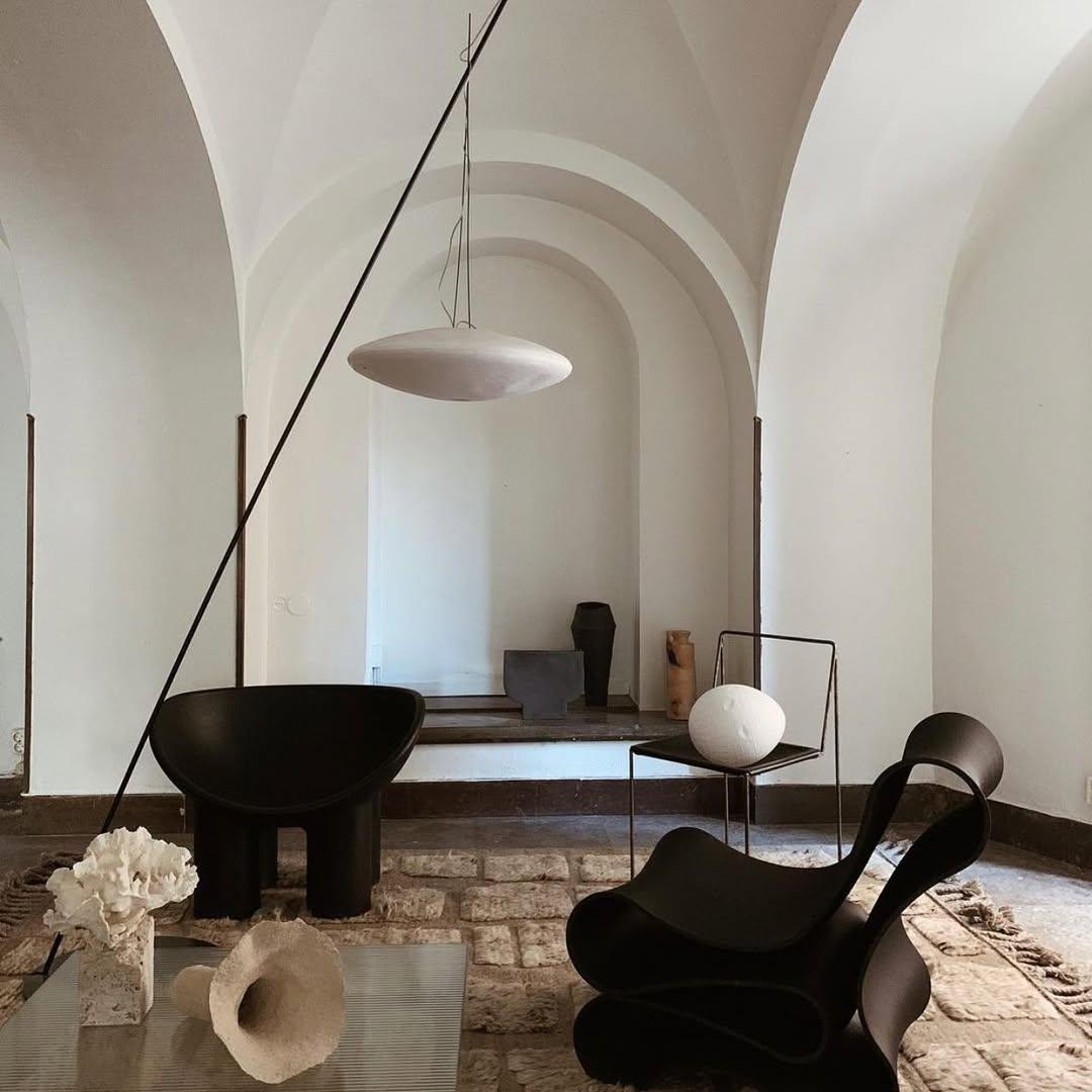 Pietra Sedia in basalto nero scolpita a mano in edizione limitata da Lucas Morten in vendita