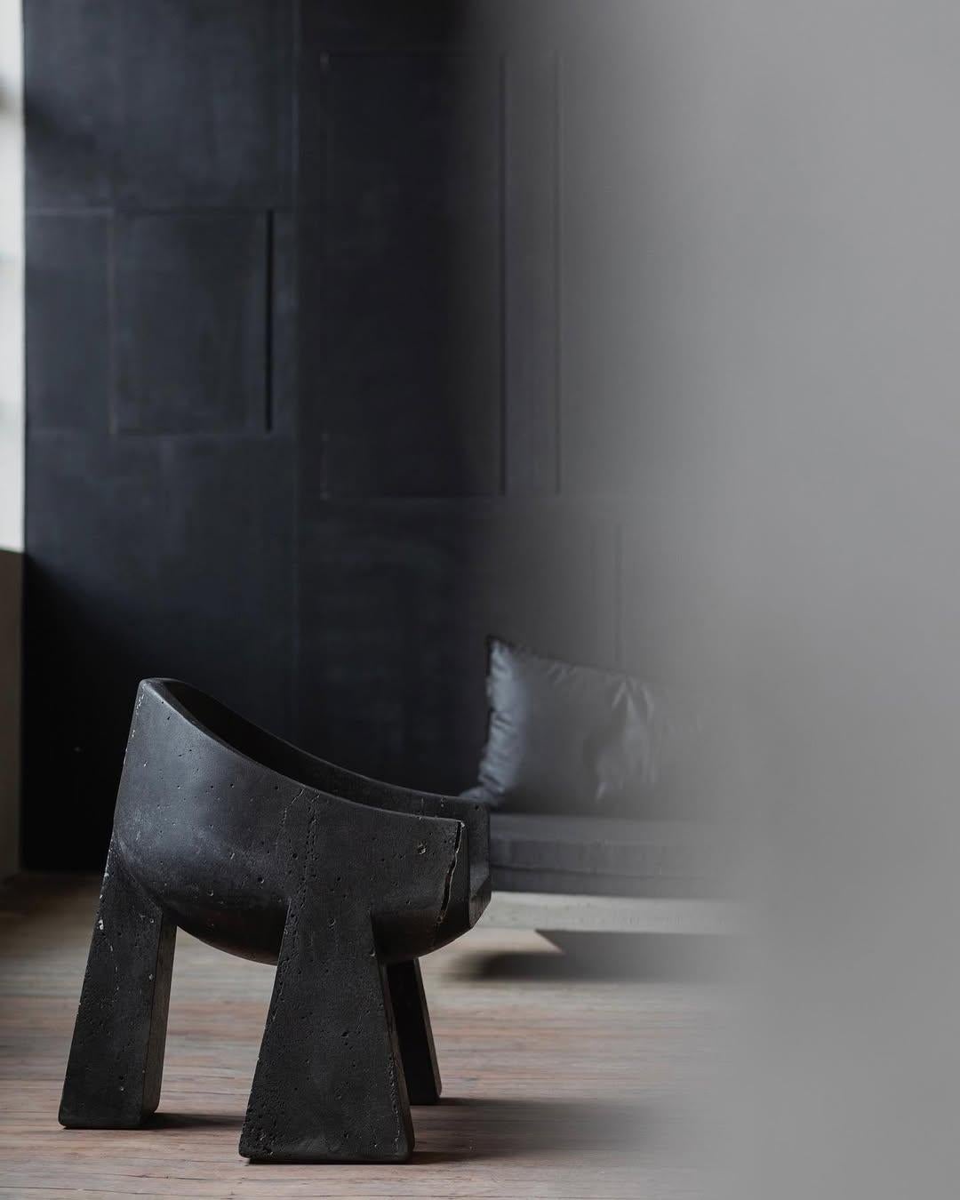 Sedia in basalto nero scolpita a mano in edizione limitata da Lucas Morten in vendita 1