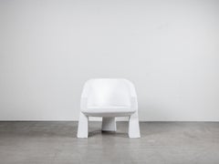 Silla de salón blanca con forma de bloque rígido y ligero de Lucas Tyra Morten