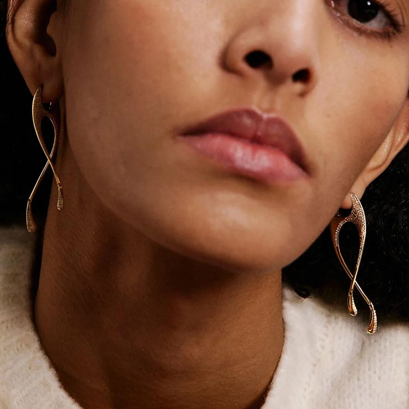Kloto's Esse earrings are crafted from 18k yellow gold and feature 1.27ct pavé set fine white diamonds, which highlight the curved lines of these fluid earrings.

Kloto's designer Senem Gençoğlu, combines her 40-year family heritage of jewellery