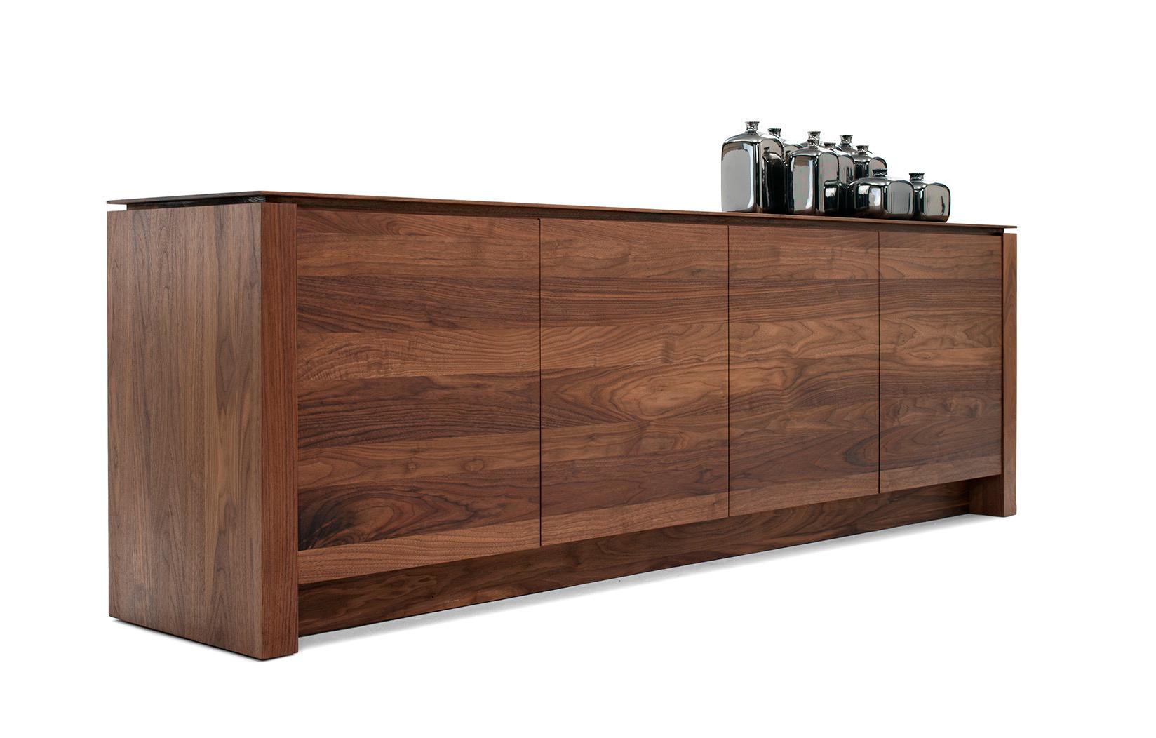 Ce magnifique buffet en noyer massif huilé est un enrichissement pour tout intérieur et un futur objet de famille. La version présentée mesure 234 cm de large, 75 cm de haut, 48 cm de profondeur et comporte 4 portes. Grâce à la veinure horizontale