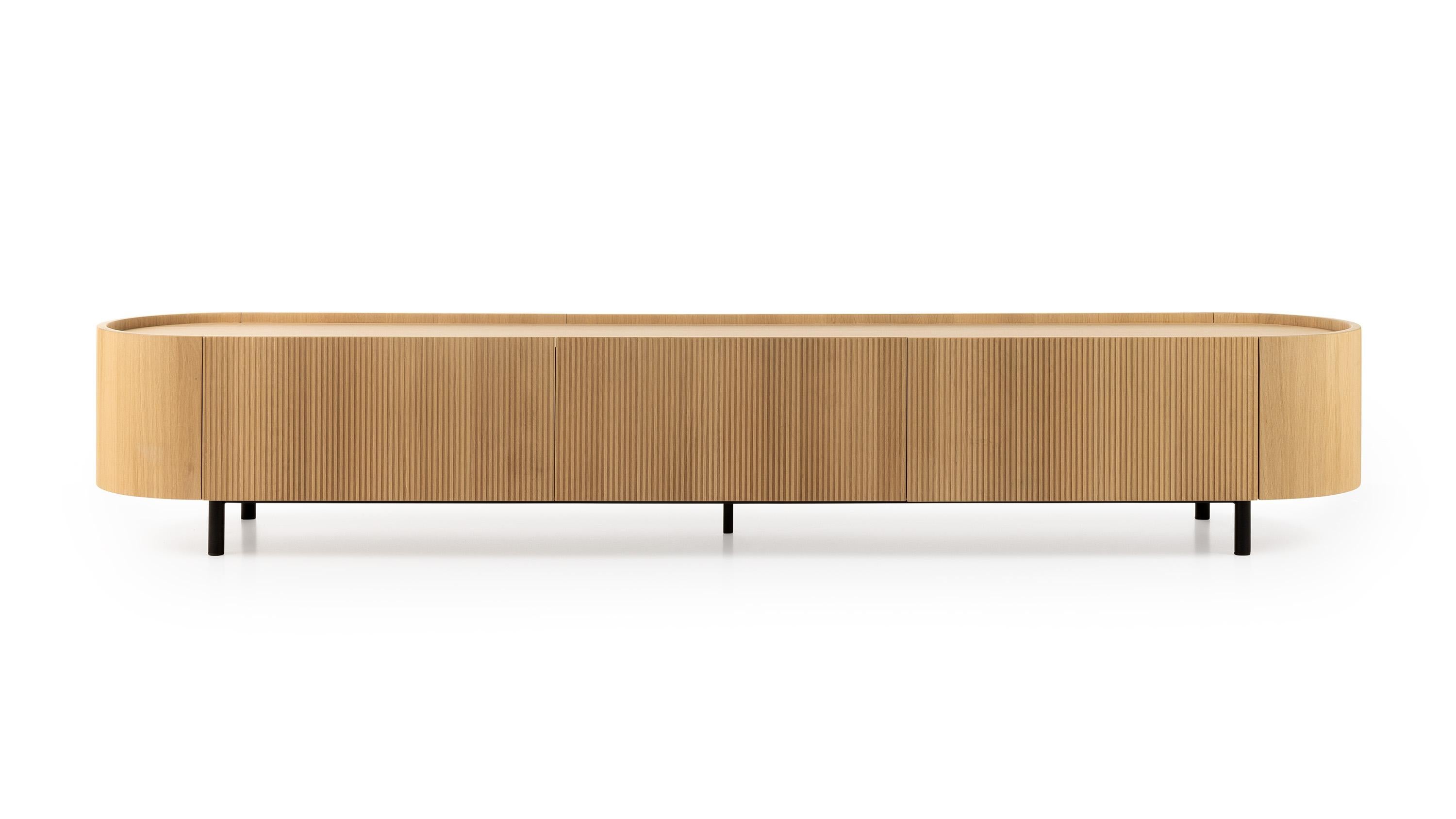 Ce magnifique meuble TV en chêne massif verni mat est un enrichissement pour tout intérieur et un futur objet de famille. La version présentée mesure 240 cm de large, 41 cm de haut, 47 cm de profondeur et comporte 3 volets. Si vous le souhaitez, il