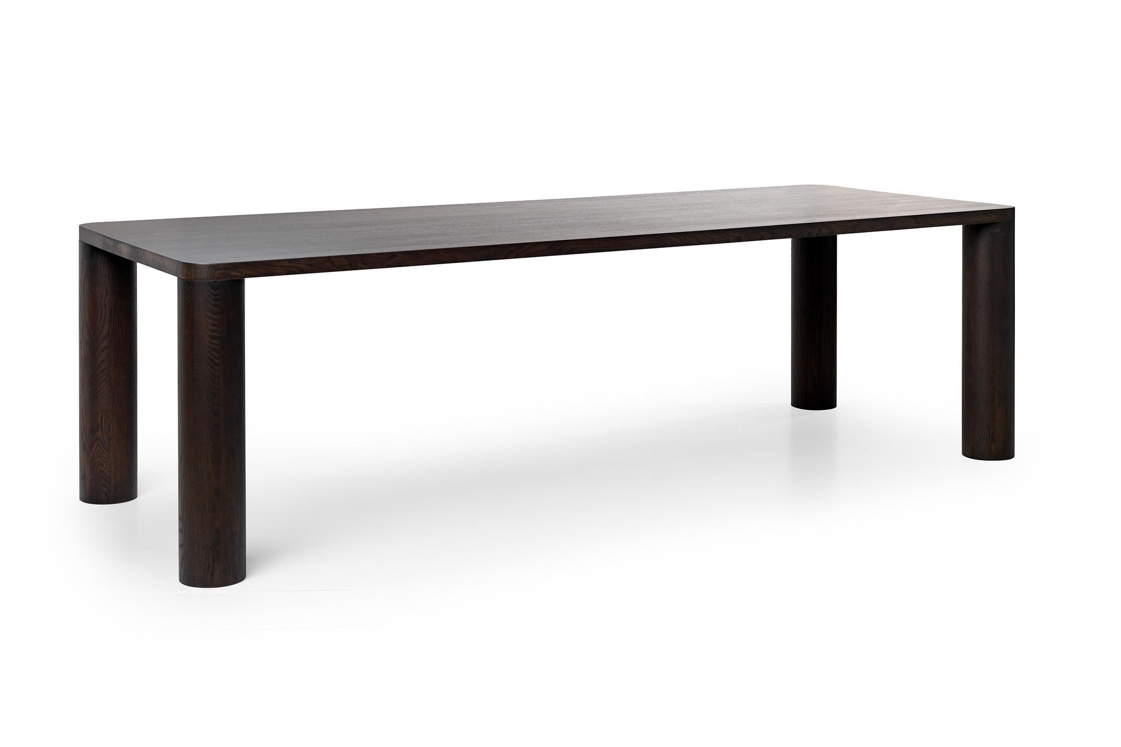 Cette table robuste respire la simplicité pure. Nous laissons la splendeur de la nature et du bois parler d'eux-mêmes. La perfection jusque dans les moindres détails !

La table est tout à fait solide et élégante, mais grâce aux pieds ronds qui