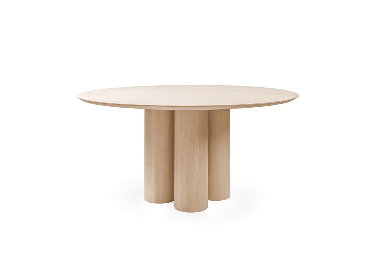 Large, round, tough and of course completely massive. A beautiful round table with 3 or 4 heavy, round legs. In the 'small' size of 110cm diameter with 3 legs and in the large size of 220cm diameter with 4 legs. The tapered leaf edge gives the table