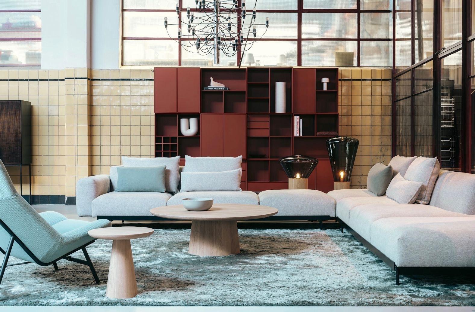 La table basse Kaye XL a pour vocation d'embrasser l'élégance des formes rondes. Au cœur de son design se trouve un plateau de table magnifiquement arrondi avec un bord subtilement incurvé qui appelle à être touché et admiré. Cette finition douce et