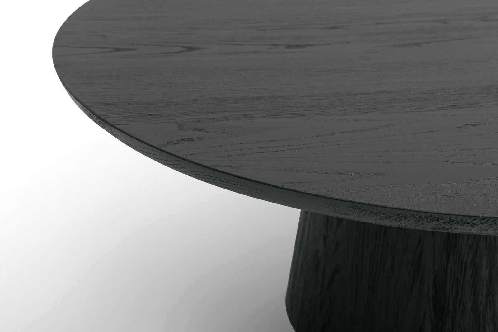 Der Kay XL Couchtisch steht ganz im Zeichen der Eleganz von runden Formen. Das Herzstück des Designs ist eine wunderschön abgerundete Tischplatte mit einer subtil geschwungenen Kante, die dazu einlädt, sie zu berühren und zu bewundern. Diese weiche,