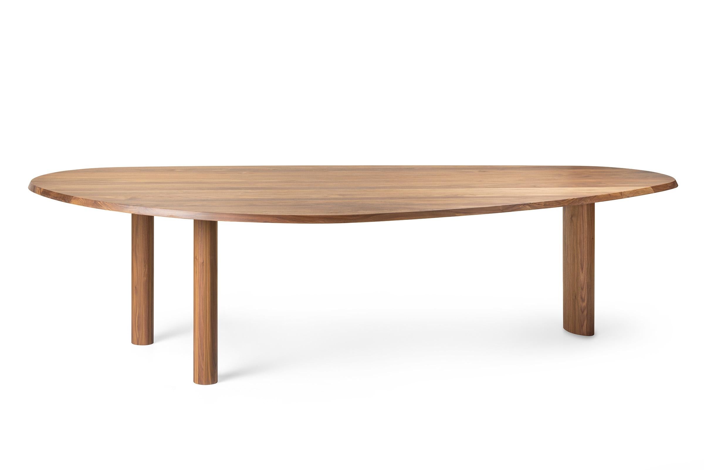 Dieser Tisch aus 100% massivem Nussbaumholz ist nicht rund, nicht oval, nicht rechteckig, sondern sehr schön organisch. Das Oberteil ist ein wenig asymmetrisch. Das Nussbaumholz kann naturgeölt oder matt lackiert werden. 

Die Beine, die ebenfalls