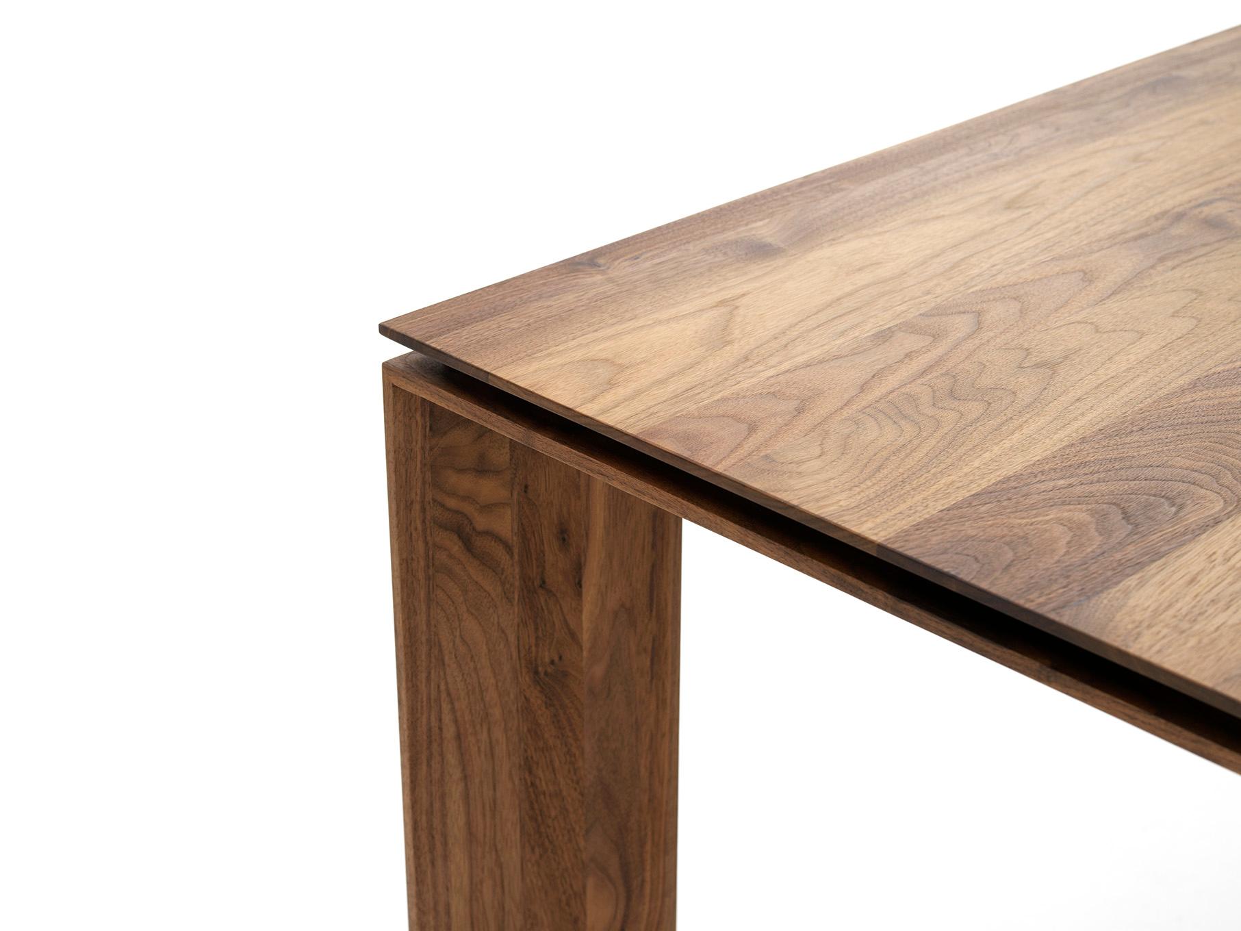 Table Portofino en noyer massif

Élevez votre espace avec une élégance intemporelle

• Aperçu du produit
La table en noyer massif 'Portofino' est l'incarnation de la sophistication moderne, alliant un design épuré à la chaleur et à la richesse du