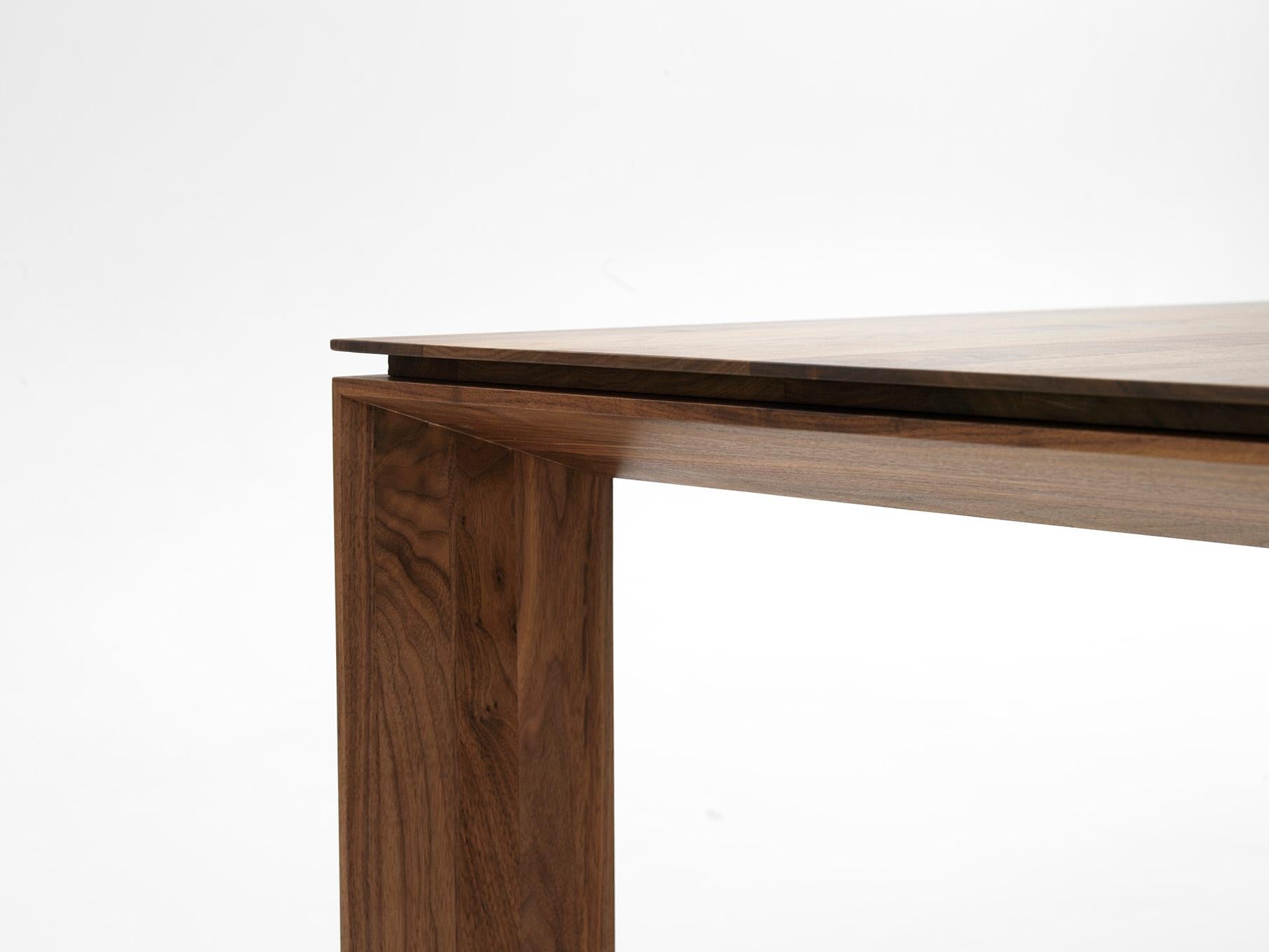 Néerlandais Kluskens Table de salle à manger Portofino en noyer massif en vente