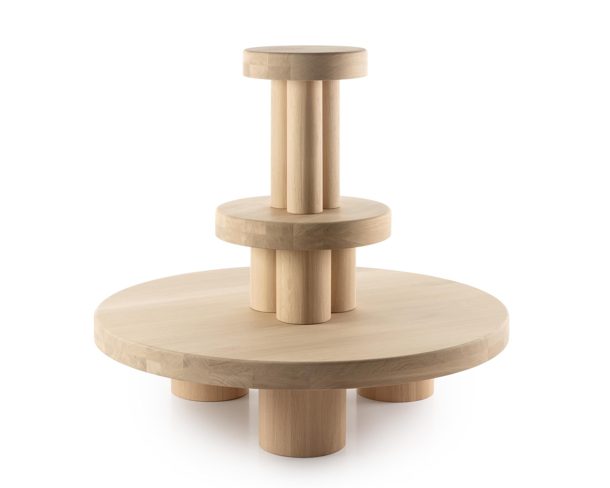 Eine neue Interpretation von brutalem Design. Diese runden Couchtische sind für die Ewigkeit gemacht. Sie wird 100 Jahre und mehr überdauern. 

Diese runden Couchtische aus 100% massiver französischer Eiche haben 3 zentrale Füße, die ebenfalls aus