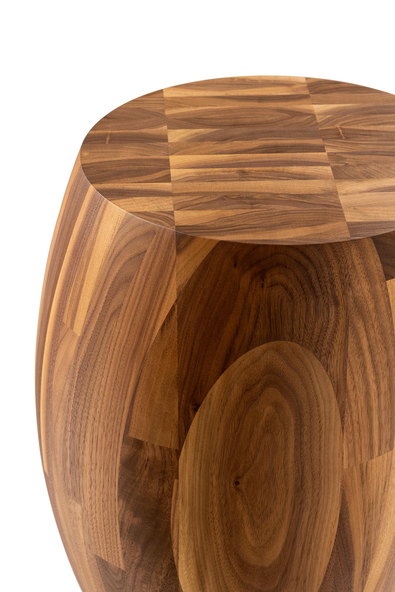 Kluskens Tulip Couchtisch in Nussbaum massiv (Handgefertigt) im Angebot