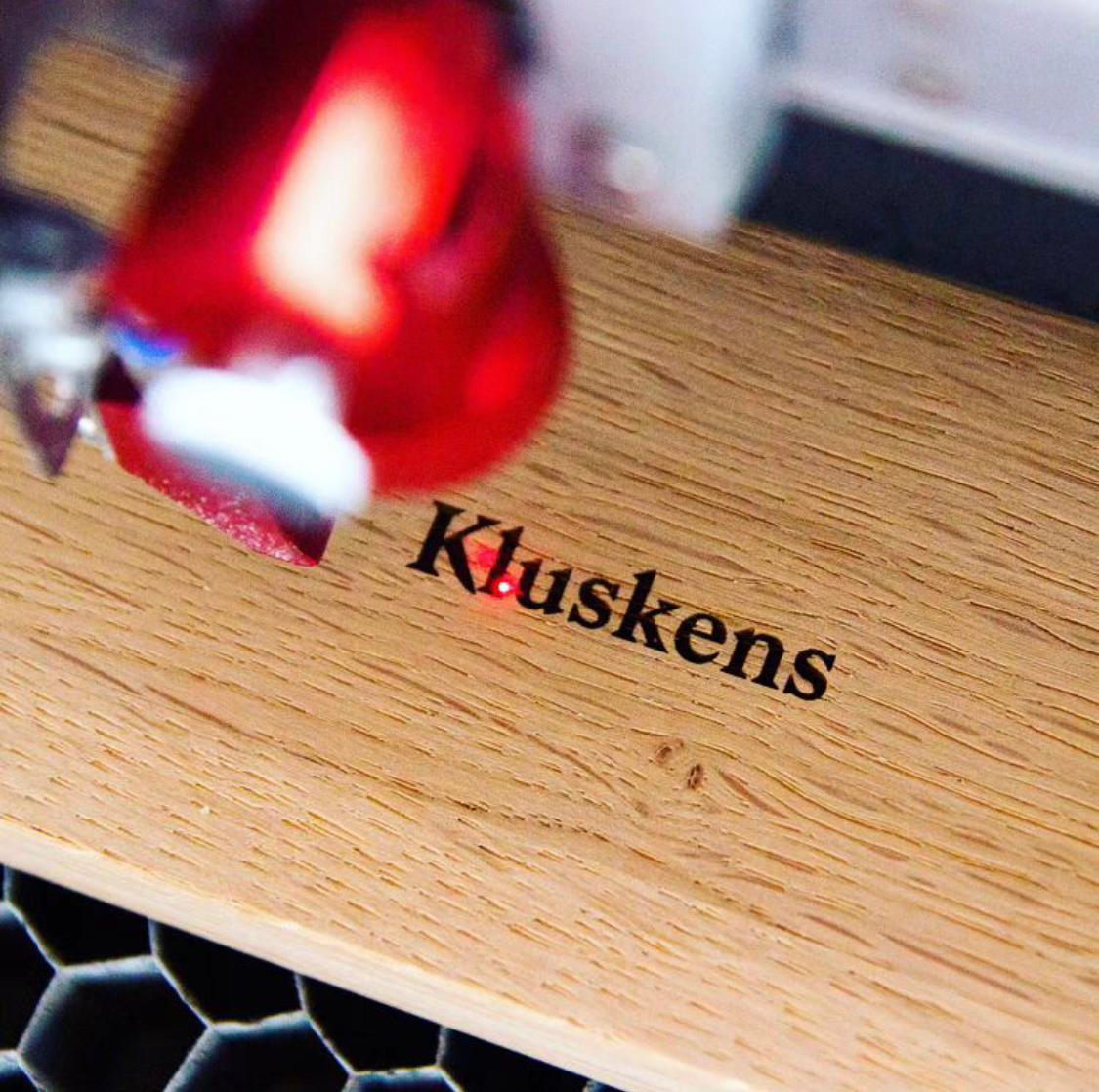 Kluskens Tulip Couchtisch in Nussbaum massiv (Walnuss) im Angebot