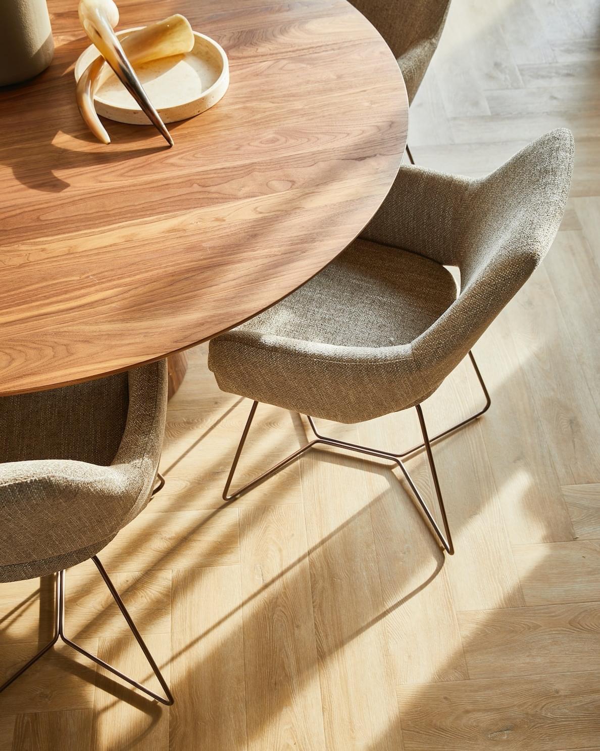 Mesa de comedor Kluskens Wonderwood de nogal macizo Moderno de mediados de siglo en venta