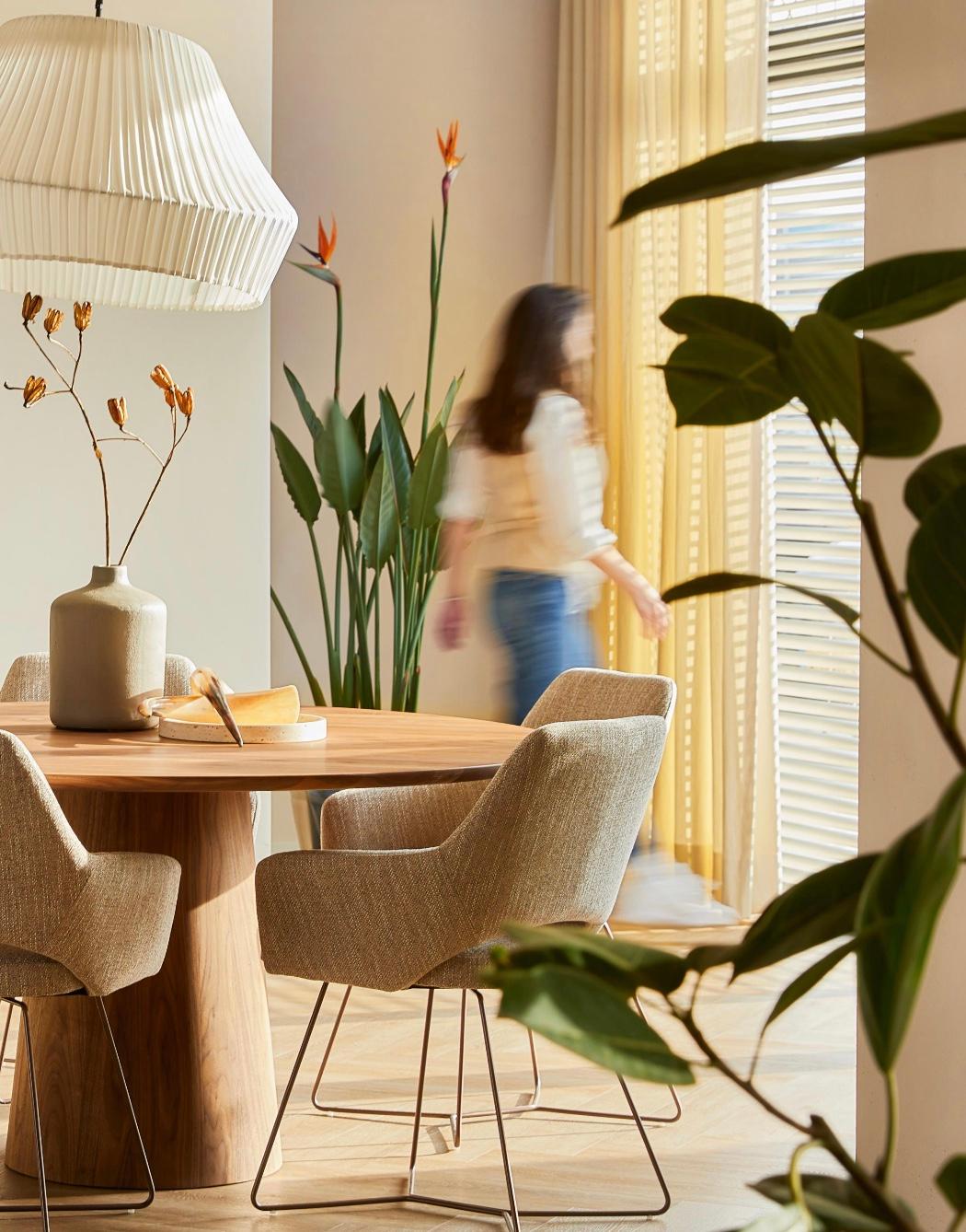 Mesa de comedor Kluskens Wonderwood de nogal macizo Holandés en venta