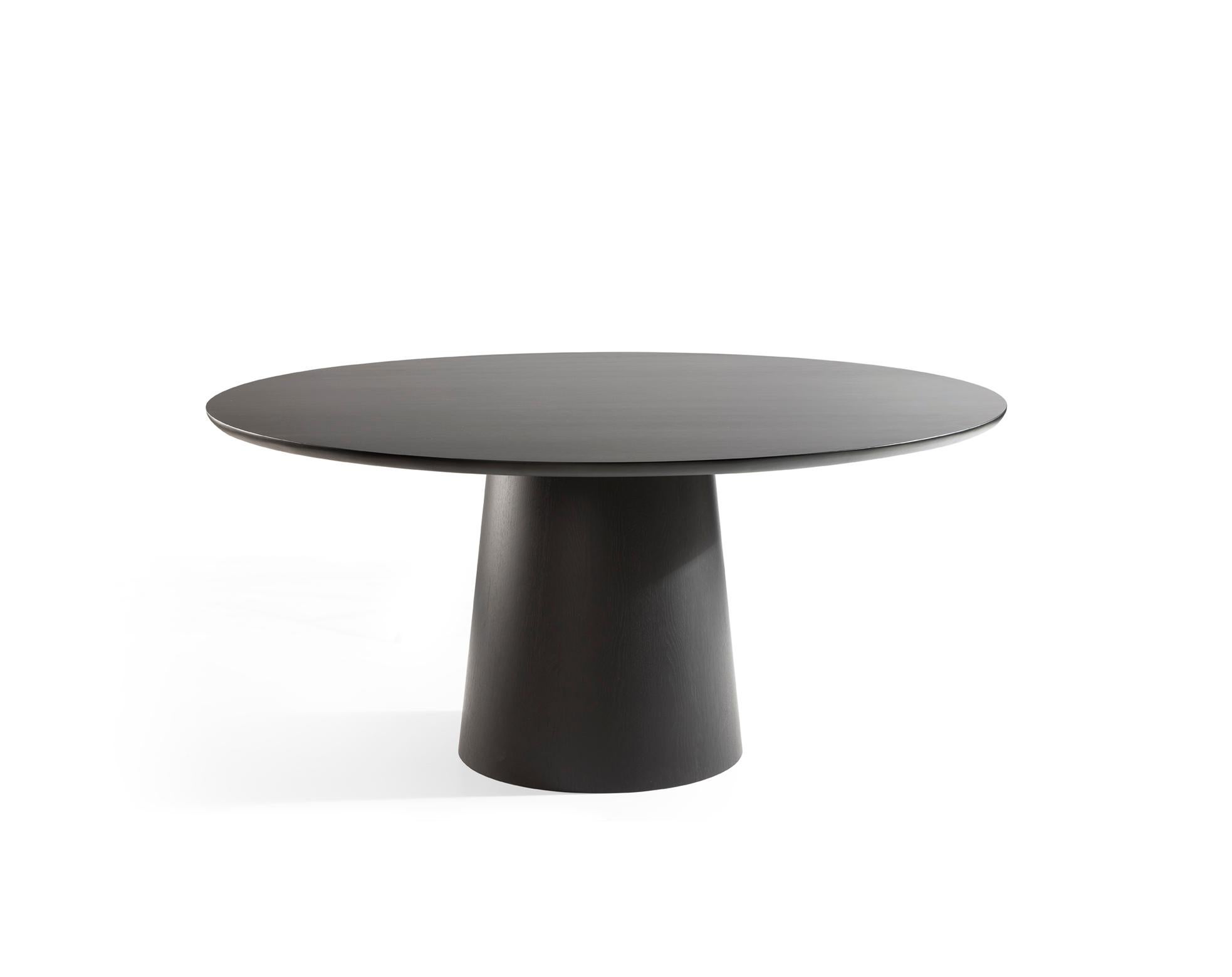 Der runde Esstisch 'Wonderwood' ist ein komplett massiver Tisch aus dunkel gebeizter Eiche mit einer matt lackierten Oberfläche. Die Farbe ist fast schwarz, aber bei Tageslicht ist noch ein brauner Wenge-Ton zu erkennen. Die Farbe ist daher sehr