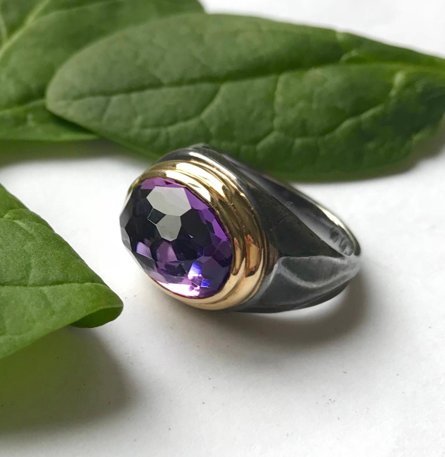 La bague Amethyst Gemrock de K.Mita, issue de sa Collection Sand Dune, présente une améthyste à facettes de 5,84 carats sertie dans un chaton en or jaune 18 carats avec une tige en argent sterling oxydé. La bague contemporaine faite à la main est