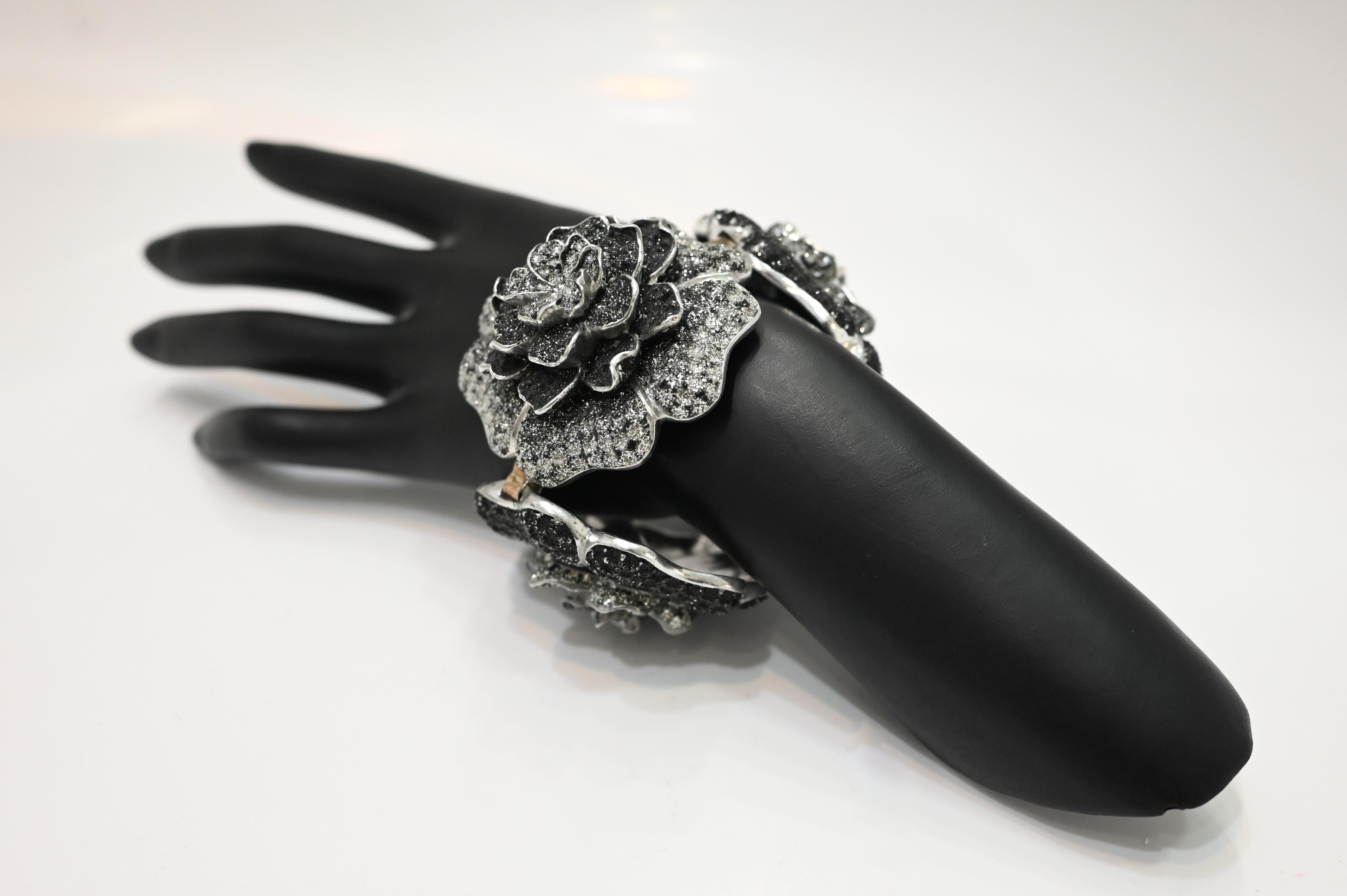KMO Paris Triple Flower Bracelet In New Condition For Sale In Virginia Beach, VA