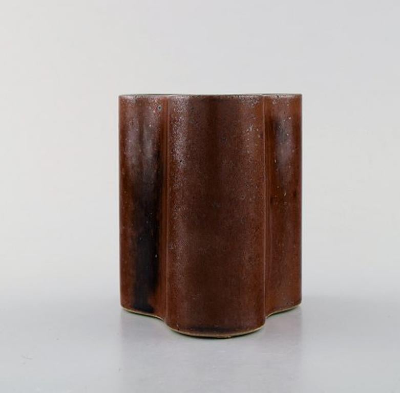 Knabstrup Ateliér cubist ceramic vase with glaze in brown shades, 1970s.
In very good condition.
Measures: 10 x 9 cm.
Stamped.