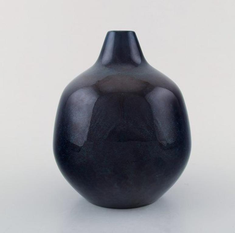 Knabstrup ceramic vase in deep blue glaze.
Modernist shape, 1960s.
In very good condition.
Measures: 16.5 cm x 15 cm.
Stamped.