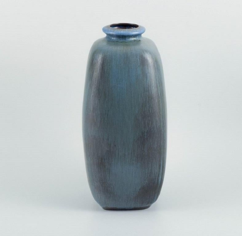 Keramikvase von Knabstrup mit Glasur in Blau- und Grautönen. 
1960s.
Maße: 21,5 x 10,8 cm.
In ausgezeichnetem Zustand.