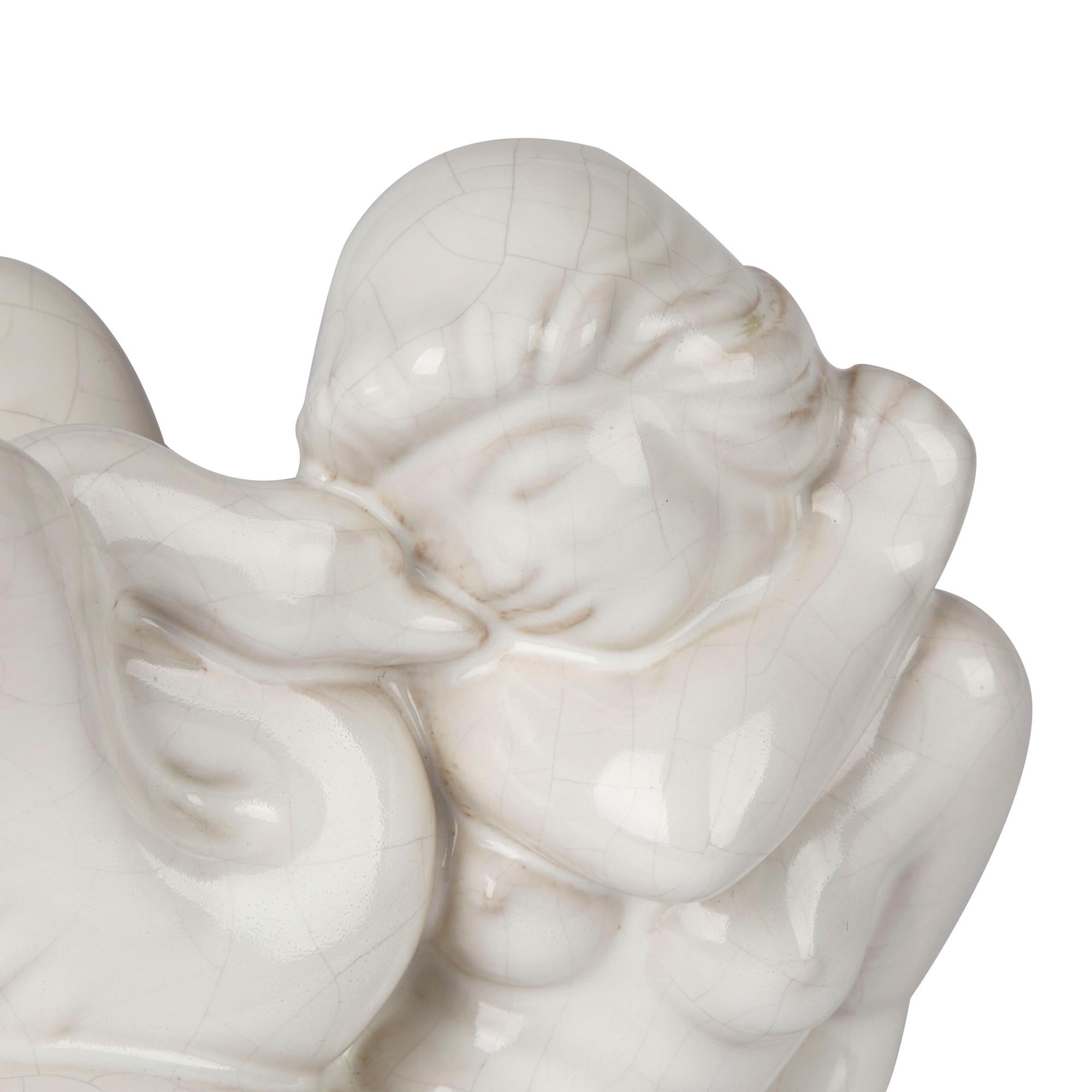 Eine stilvolle Vintage dänische Knabstrup Keramiek Keramik Skulptur eines nackten Mädchen mit einem Schwan sitzt auf einem ovalen Sockel und in weißen Glasuren mit einem feinen angewandten Craquelé Finish dekoriert. Die Figur, die Johannes Hansen