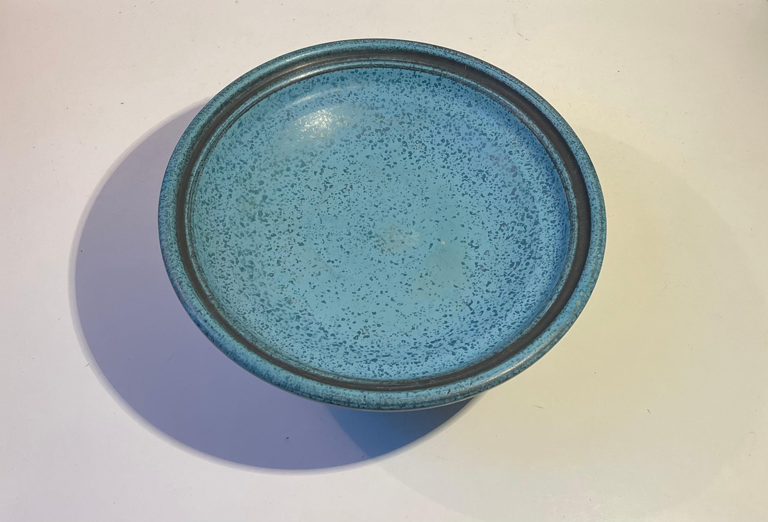Ungewöhnlicher Kuchen- oder Obstständer mit Fuß, verziert mit blauer und schwarzer Tupfenfarbe. Eine einfache, aber kraftvolle und lebendige Farbe. In den 1920er Jahren von Knabstrup in Dänemark entworfen und hergestellt.   

Abmessungen: H: 10 cm,
