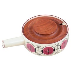 Knabstrup, Dinamarca. Cacerola de gres. Con tapa de madera. Diseño modernista.