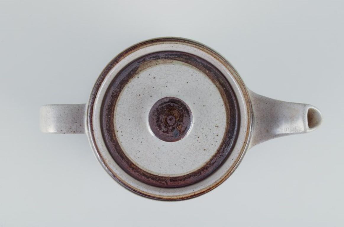 Knabstrup, Denmark. Stoneware teapot with gray and brown glaze tones.  In Excellent Condition For Sale In Copenhagen, DK