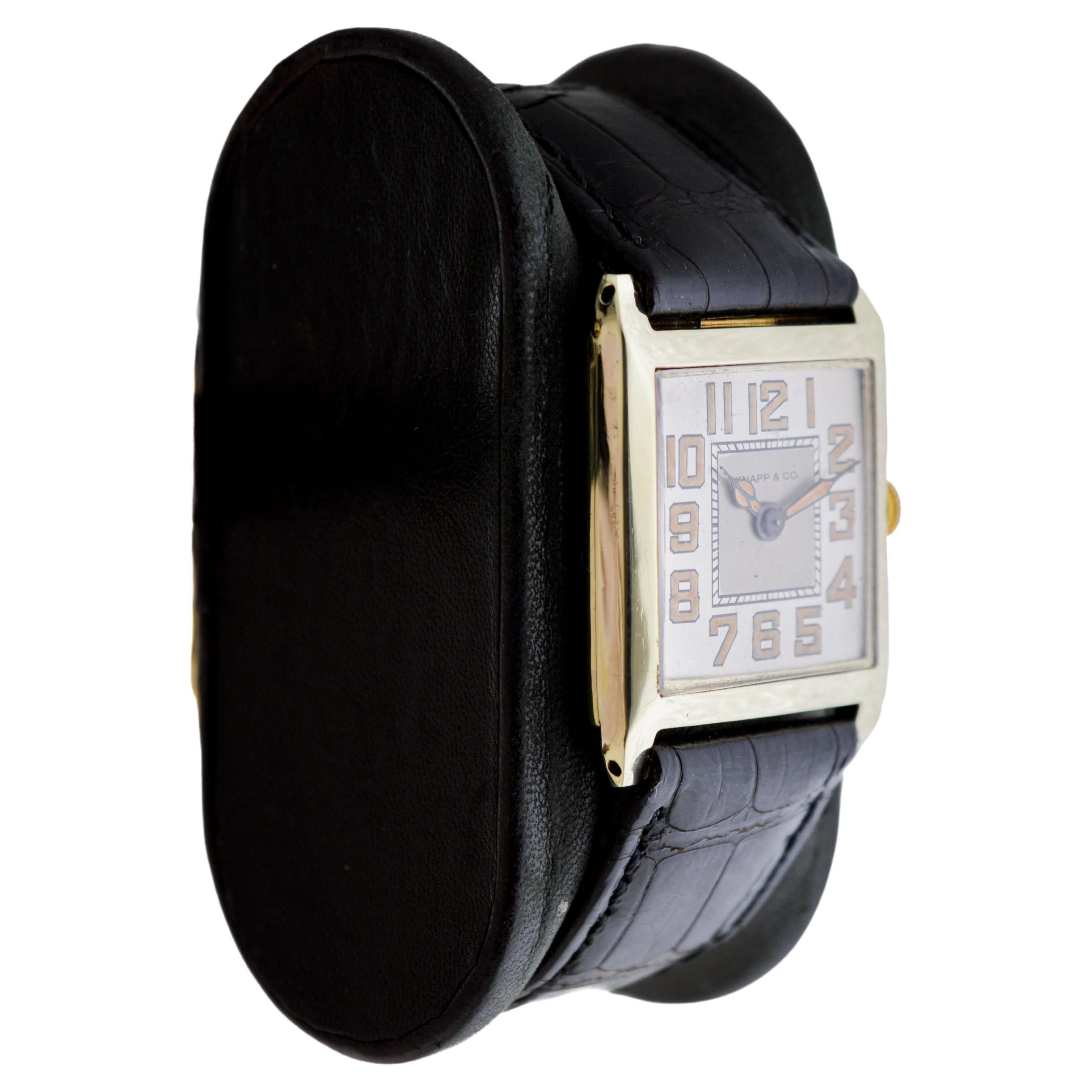 USINE / MAISON : Knapp & Co.
STYLE / RÉFÉRENCE : Art déco / Tank Style 
METAL / MATERIAL : Or jaune 14Kt
CIRCA / ANNÉE : années 1940
DIMENSIONS / TAILLE : 32mm Longueur X 26mm Largeur
MOUVEMENT / CALIBRE : Remontage manuel / 15 rubis 
CADRAN /