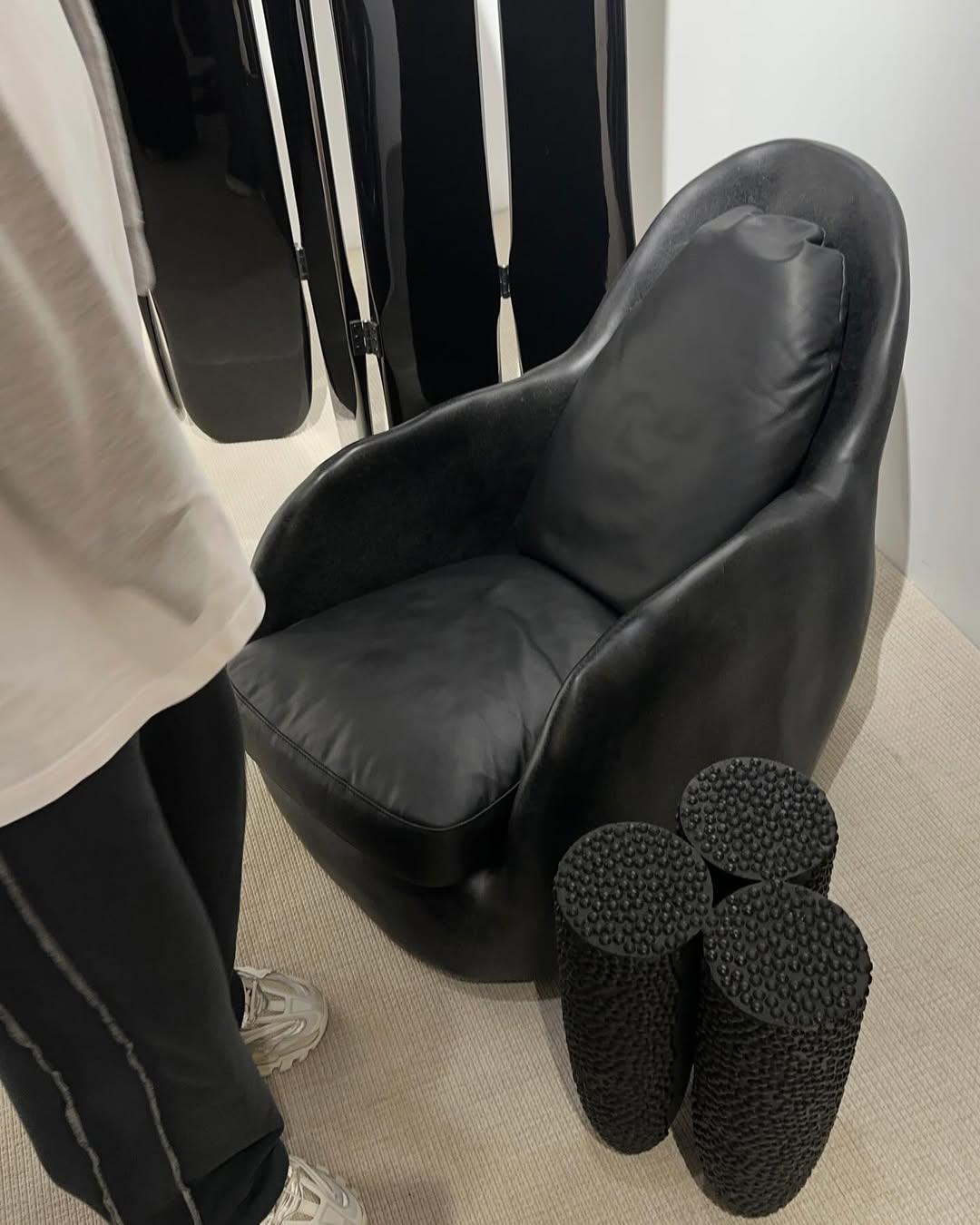 Asthetic Egg Shape, Organic Black Fiberglass Lounge with Cushion by kar For Sale 3
