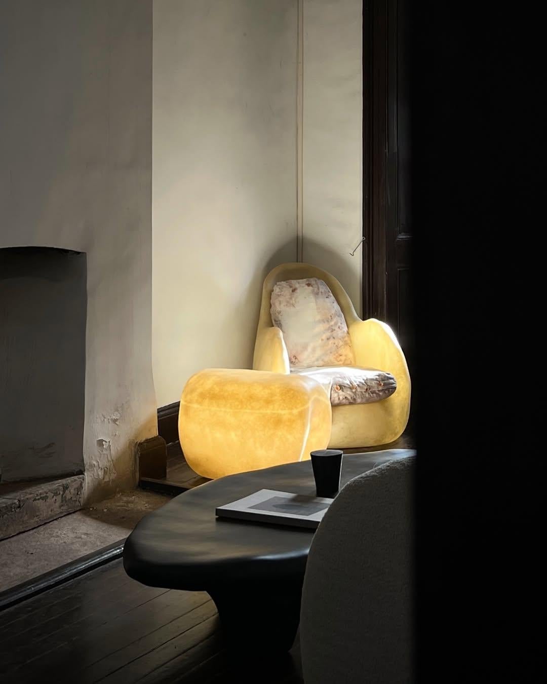 Fauteuil de salon en fibre de verre beige naturel en forme d'œuf avec coussin de Kar en vente 6