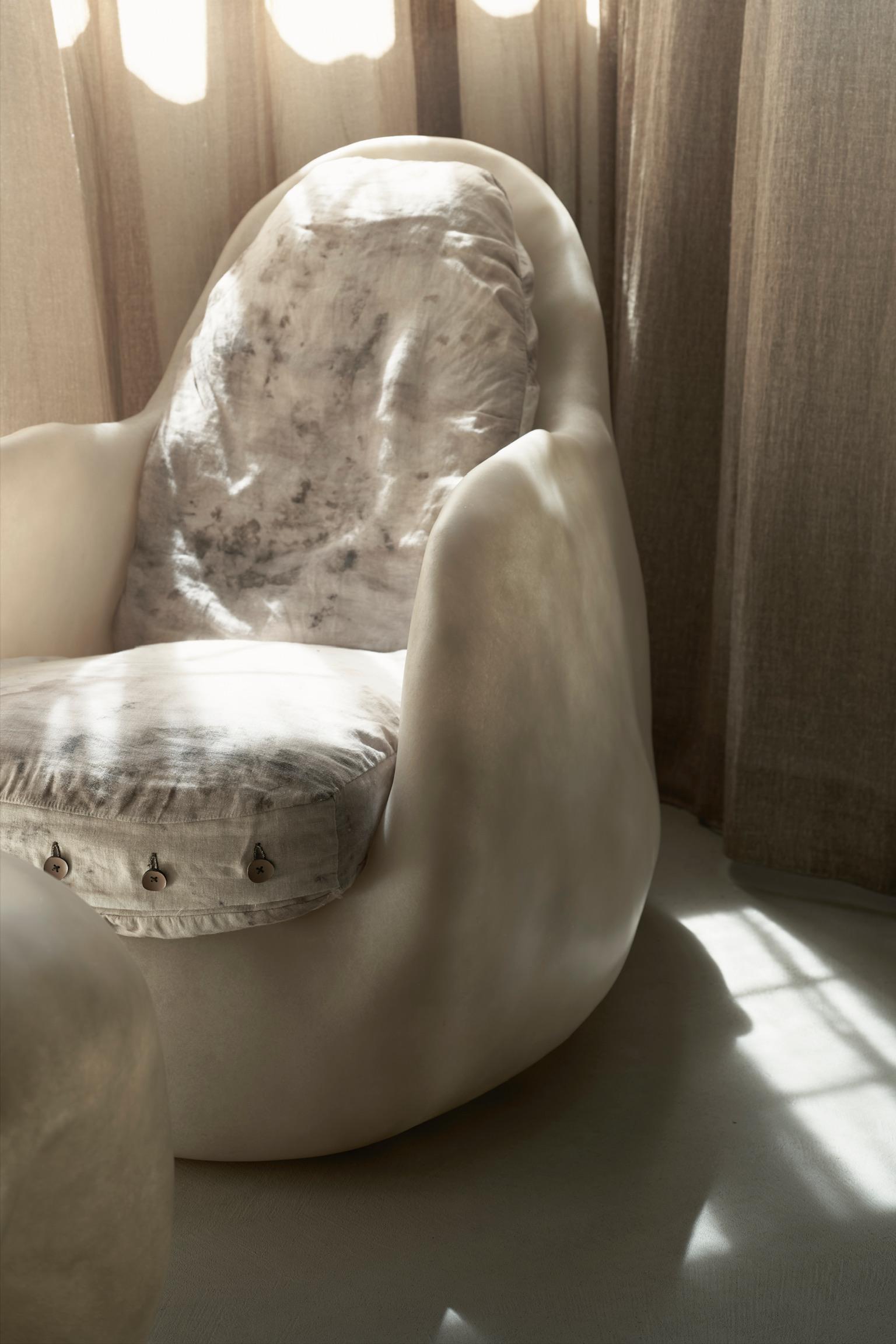Fauteuil de salon en fibre de verre beige naturel en forme d'œuf avec coussin de Kar en vente 7