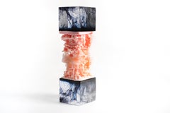 Vetro contro vetro. Collezione di plastica, scultura organica "Knee-Replacement" blu e rosa