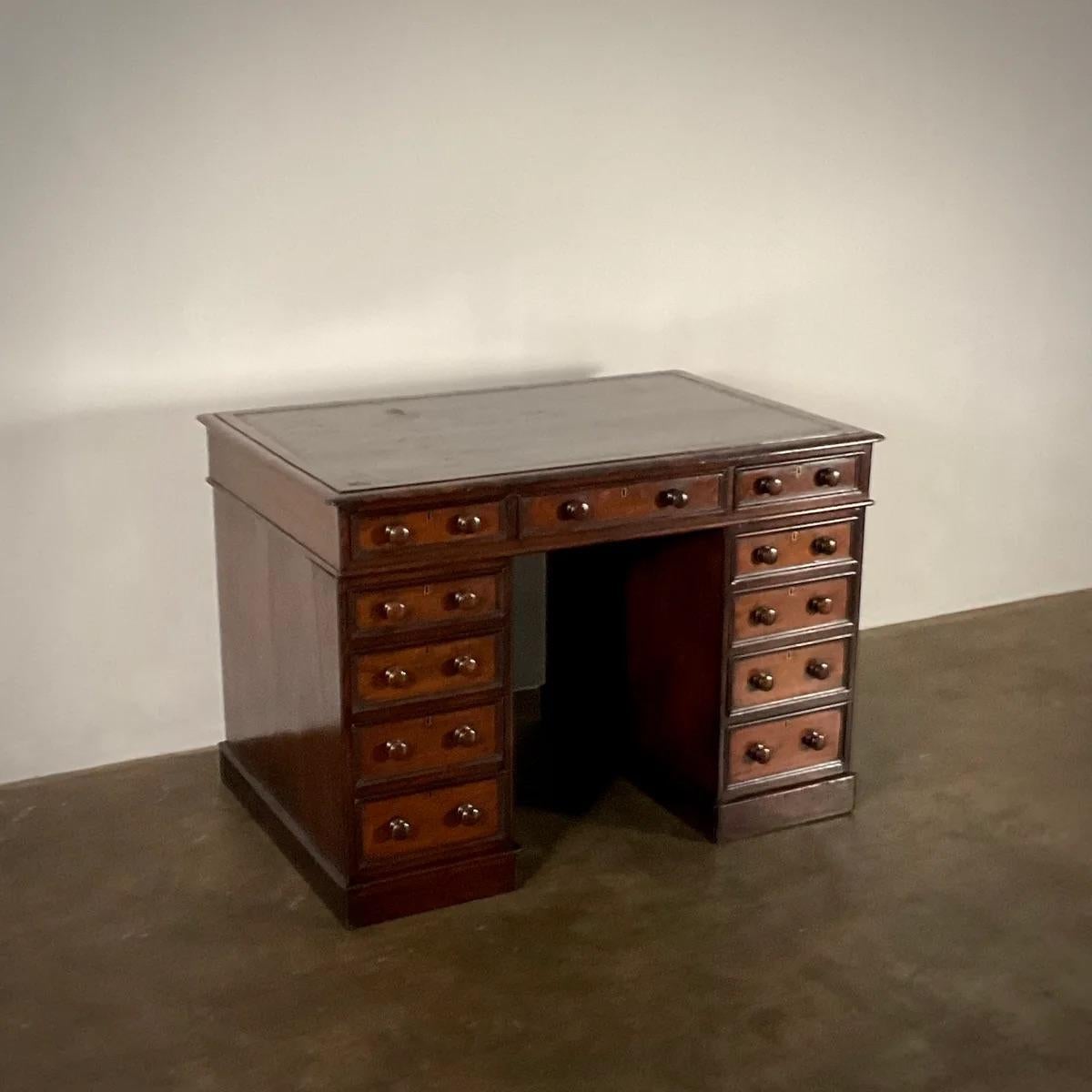 Bureau à genoux Bon état - En vente à Los Angeles, CA