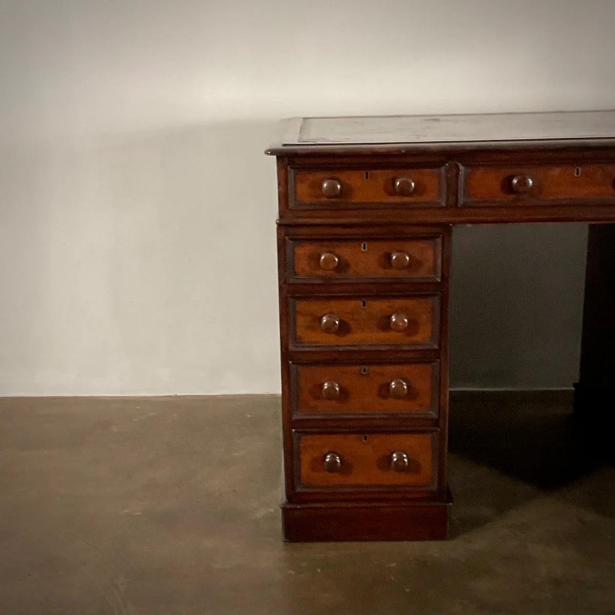 Milieu du XIXe siècle Bureau à genoux en vente
