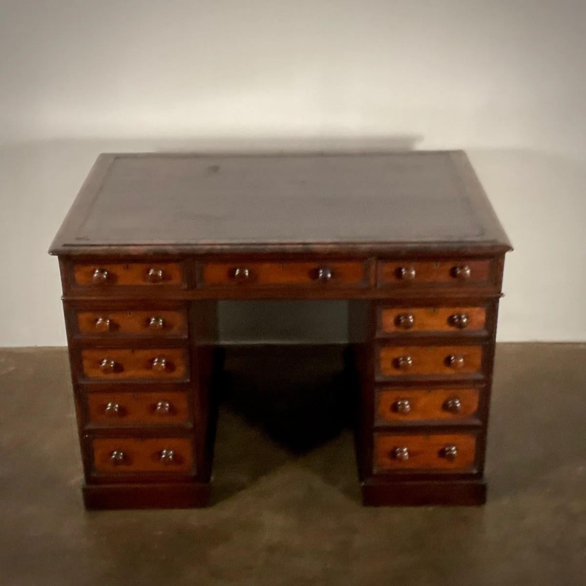 Cuir Bureau à genoux en vente