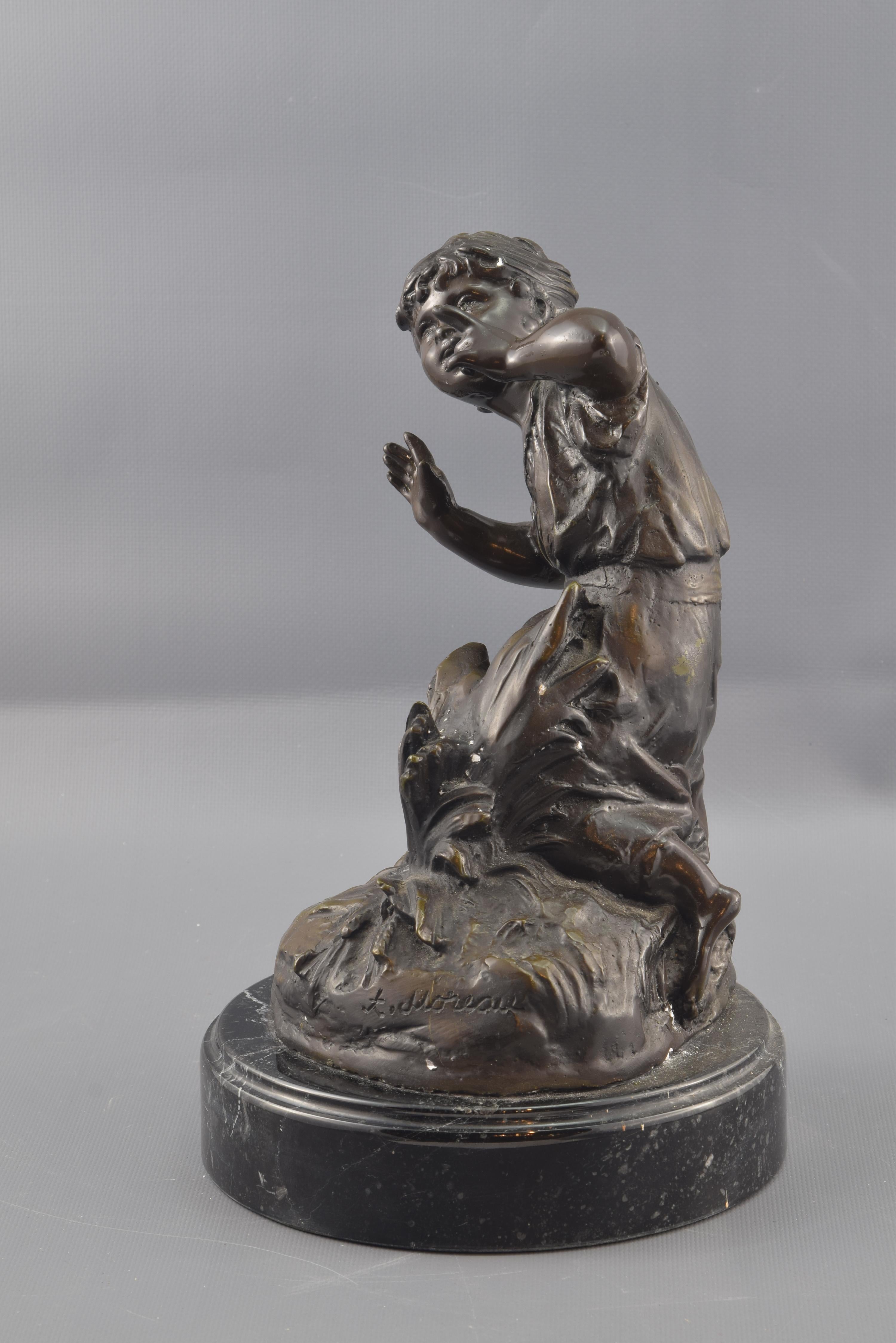 Coulée à la cire perdue. Base en marbre.
Sur un socle en bronze auquel l'aspect terrestre a été donné, la figure de la jeune fille et une plante sont posées sur ses genoux. La jeune femme apparaît les bras tendus à la hauteur de son visage et