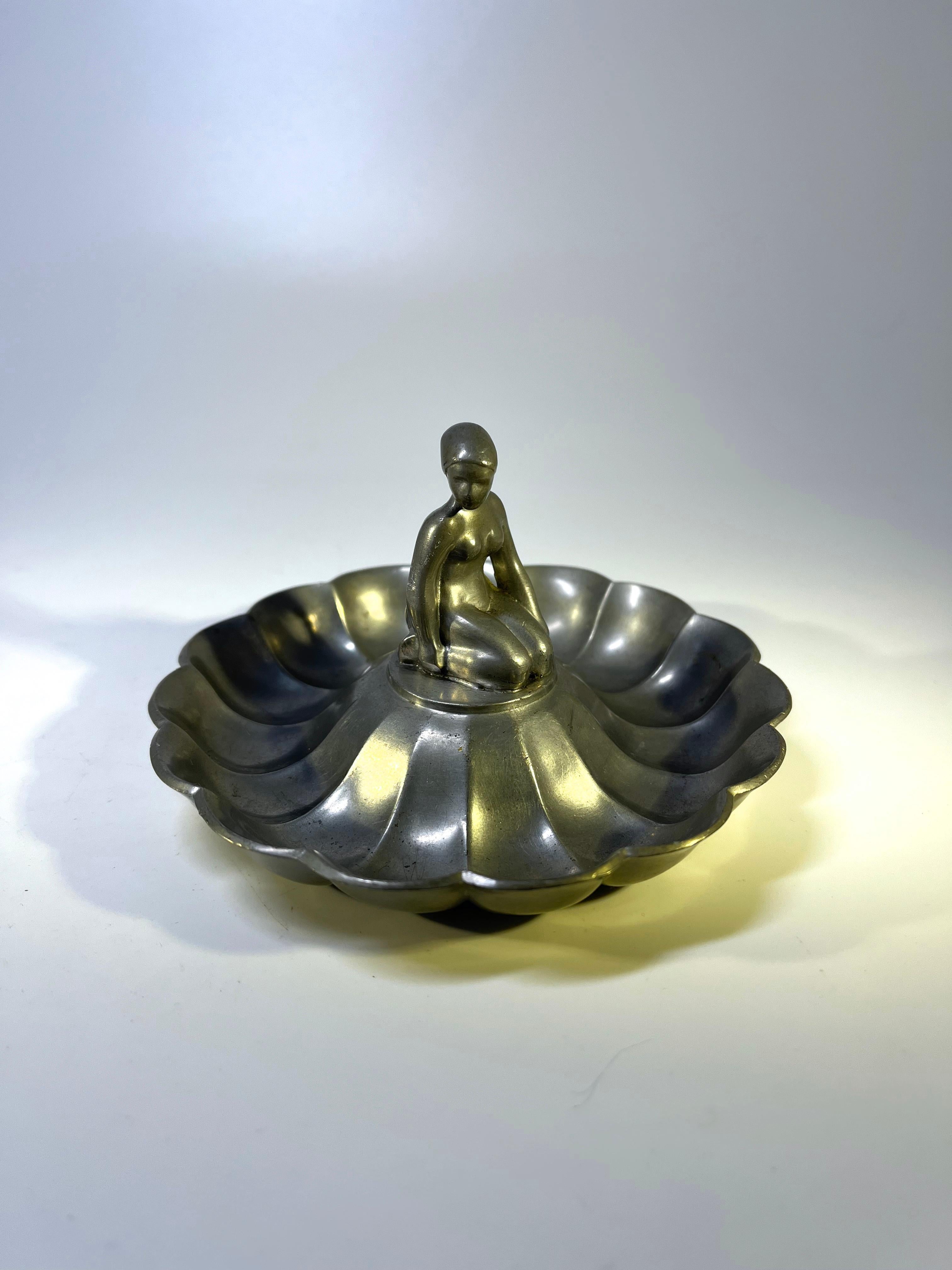 Fluted pewter Just Andersen of Denmark, 1930s Art Deco vide poche
The central figure of a kneeling figure bathing has superb detail and patina
Circa 1930's
Stamped and numbered 185 on base
Diameter 4.75 inch, Height 2.5 inch
Very good